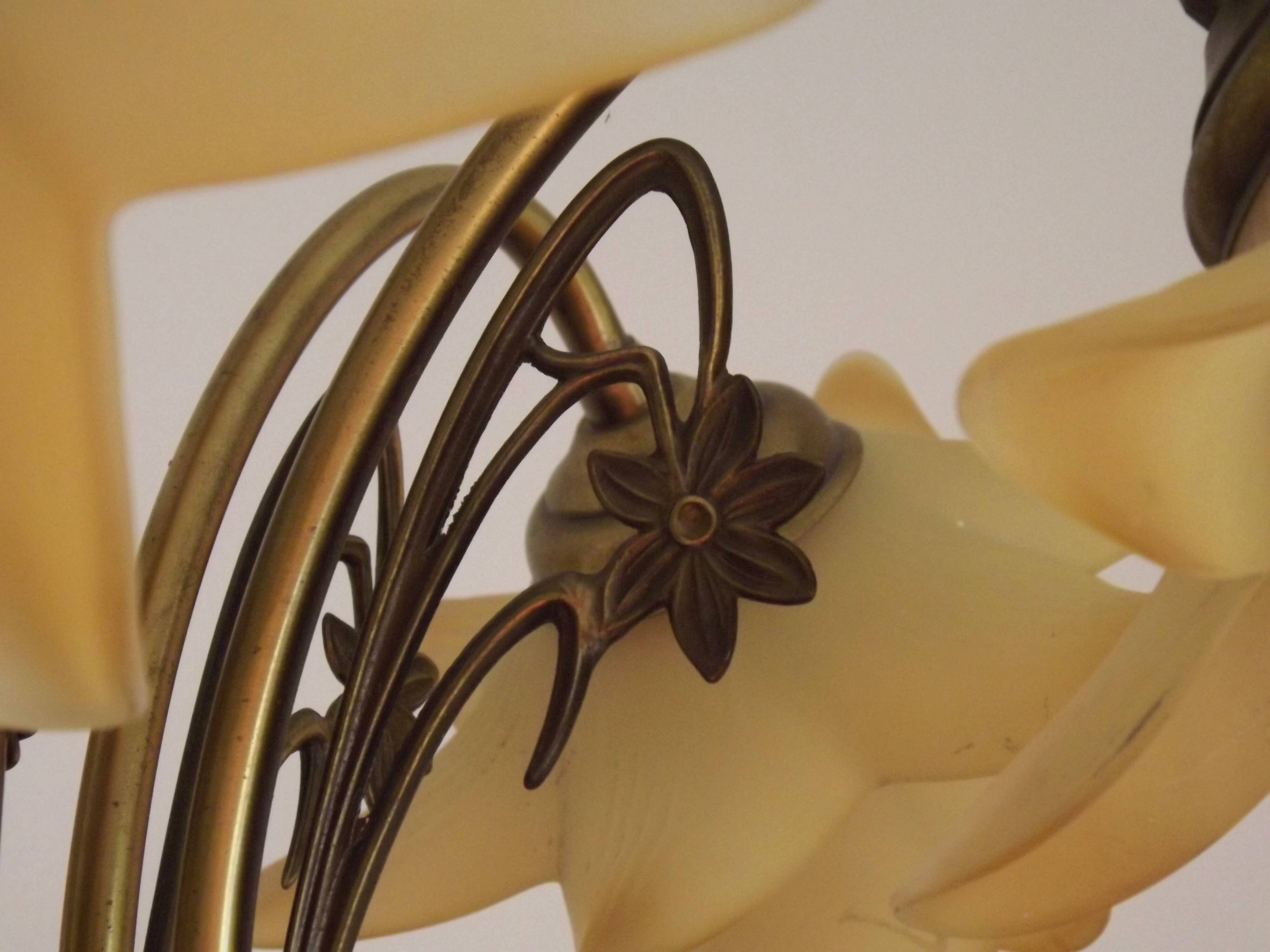 Vintage 5-light chandelier in metal with a bronze effect and flower-shaped lampshades, France.