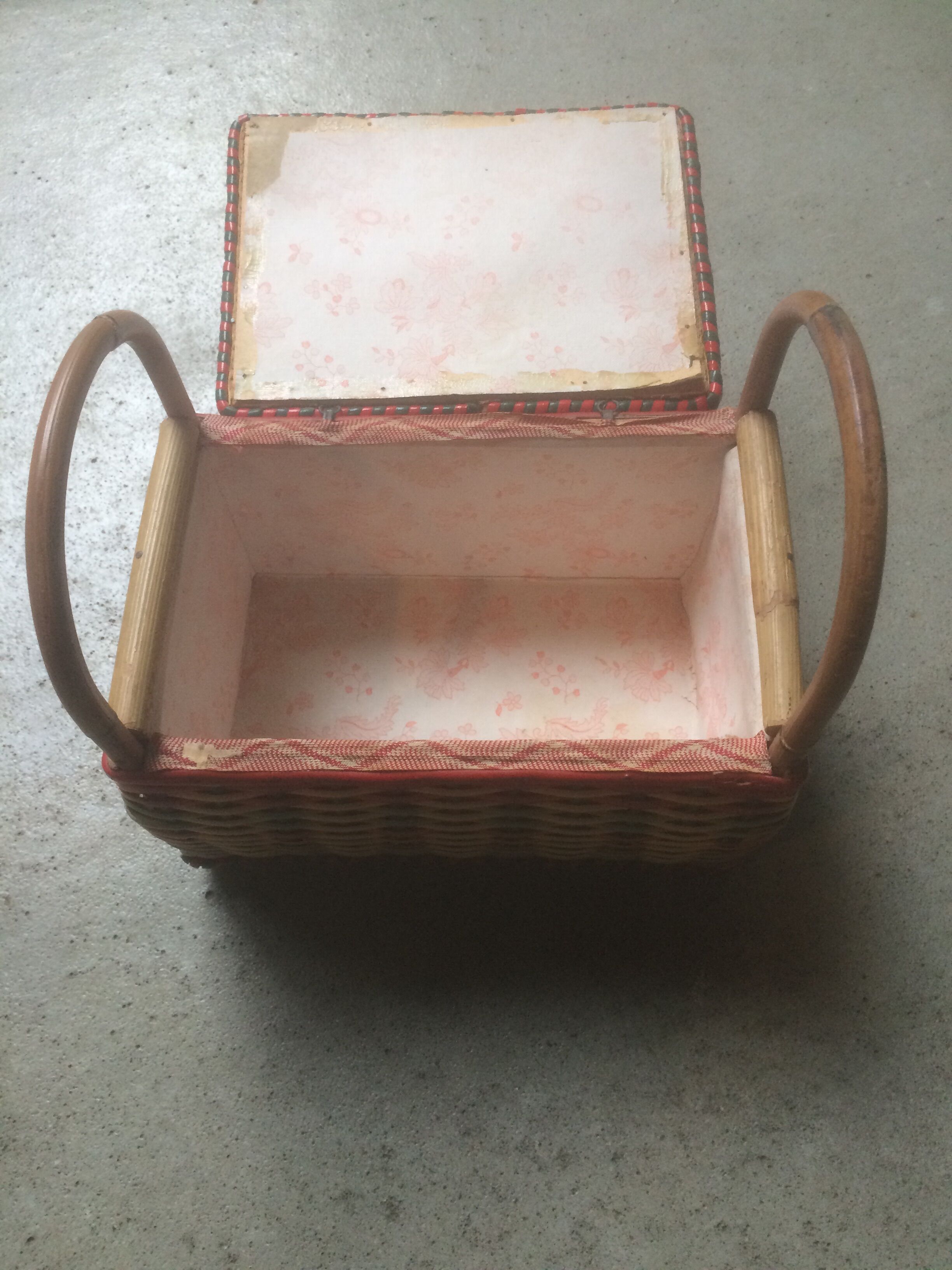 Rattan and scoubidou chest