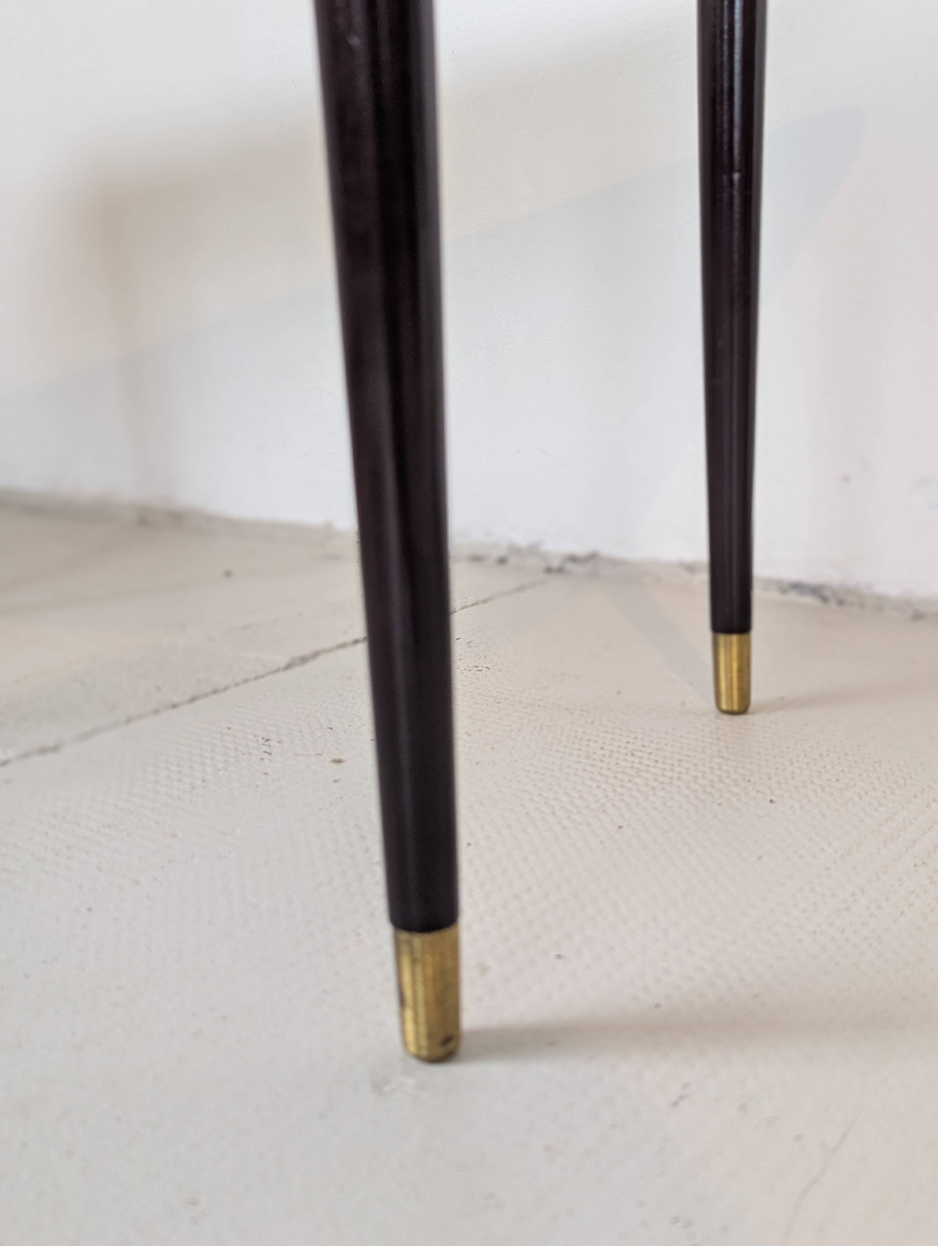 Table basse vintage en bois, verre et laiton