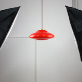 Lampe de soucoupe en verre rouge et laiton du milieu du siècle