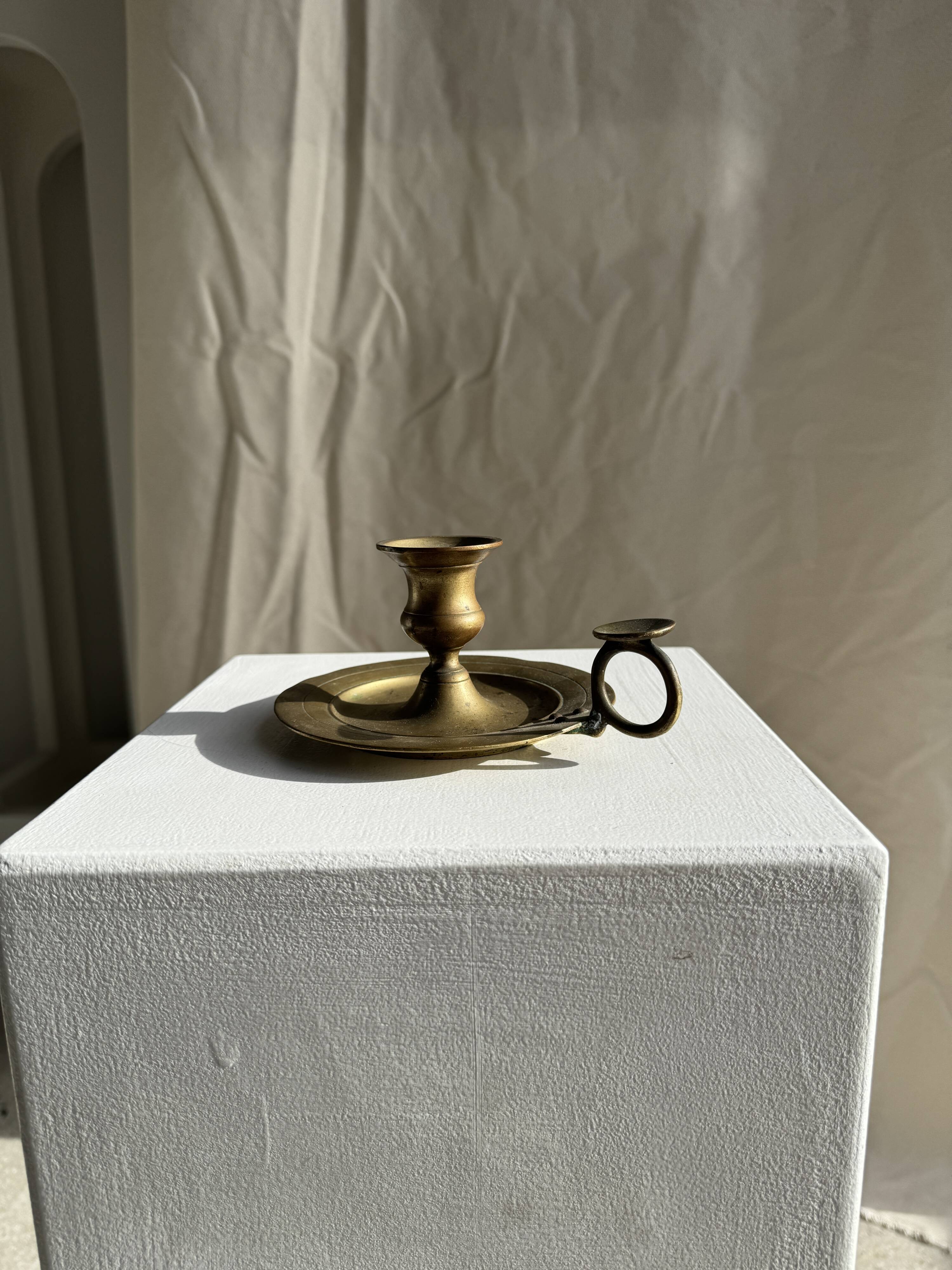 Antique gold hand candlestick with a handle fixed by 3 rivets H8 D13