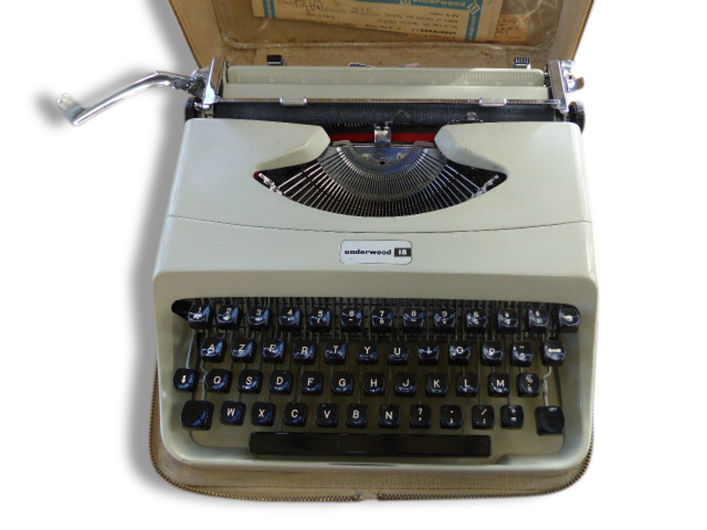 Machine a écrire, typewriter, vintage 1960, underwood 18, avec son sac