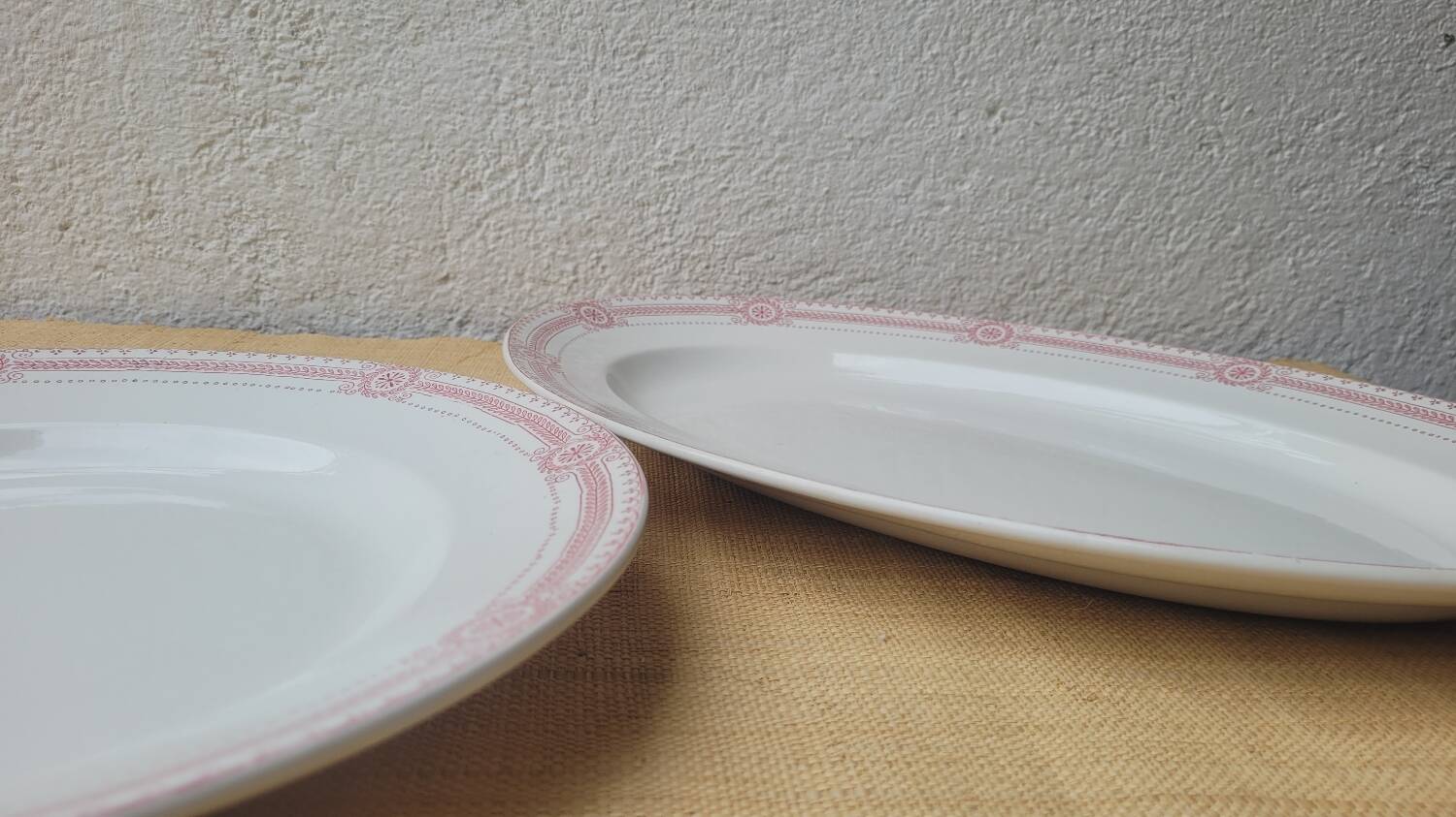 Set of 2 iron earth dishes