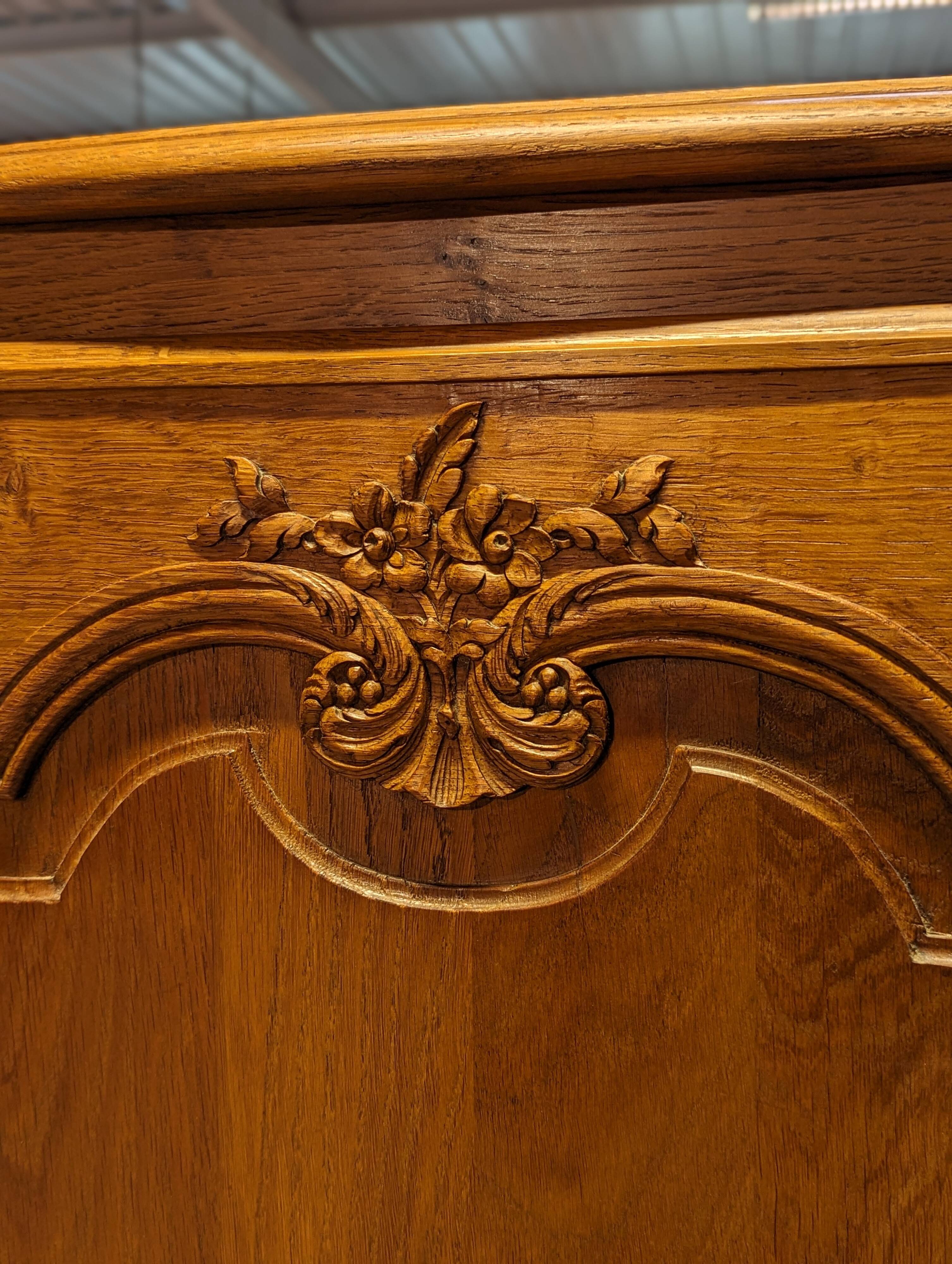 Buffet en chêne clair style Louis XV