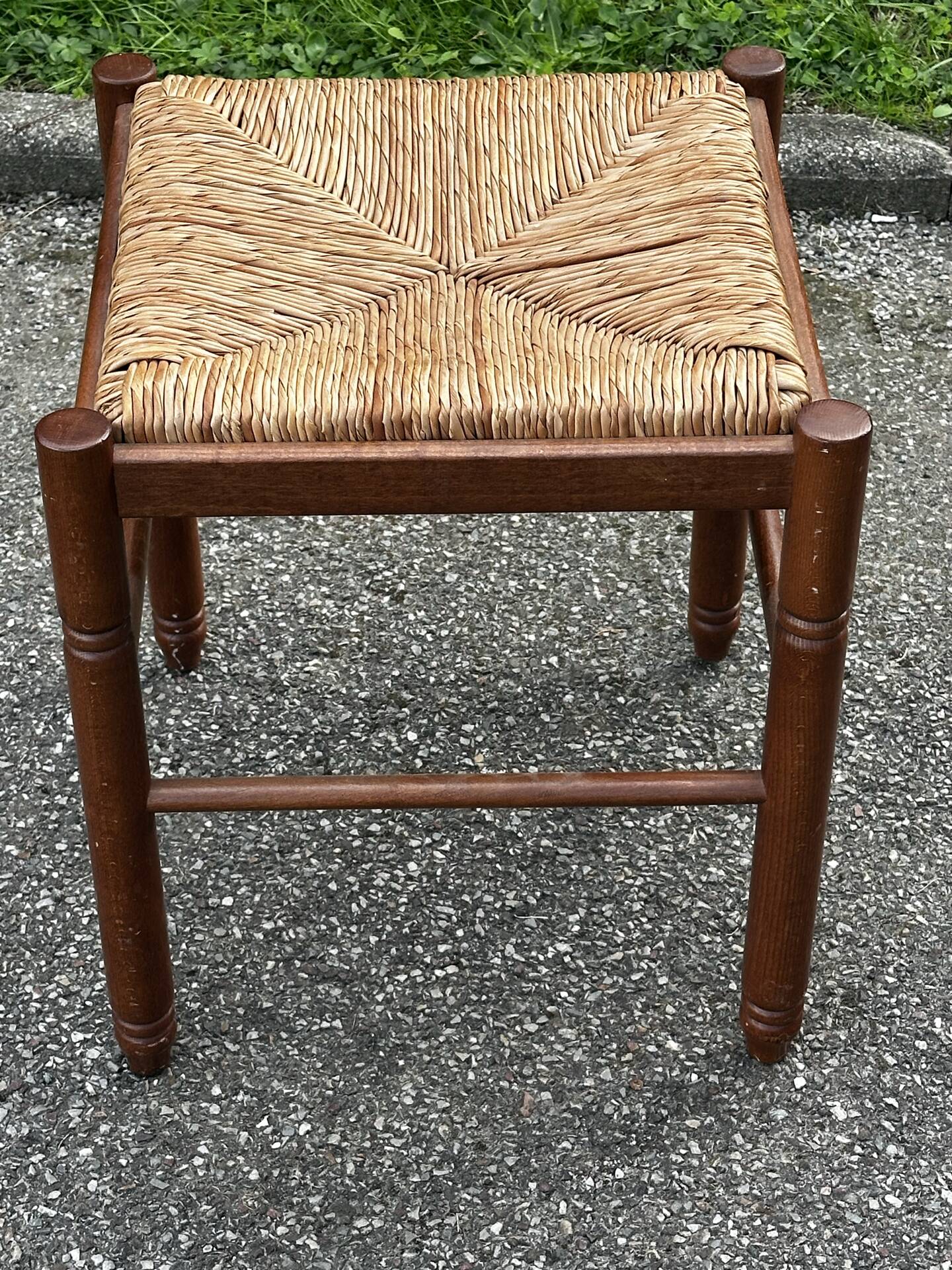Paire de tabourets années 50 en bois et assise paillée