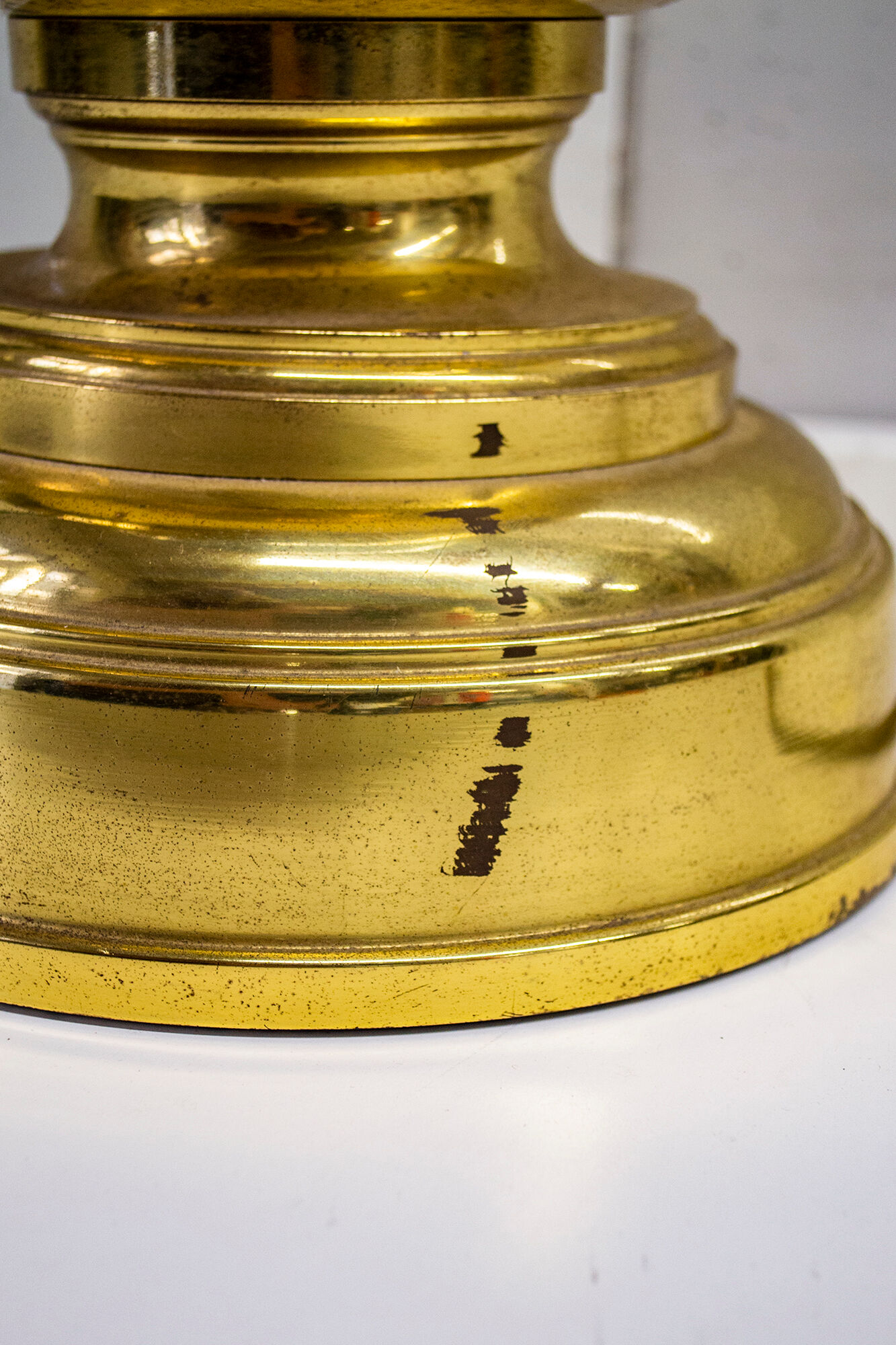 Table lamp in brass and blown glass, Caccia Dominioni style 60s