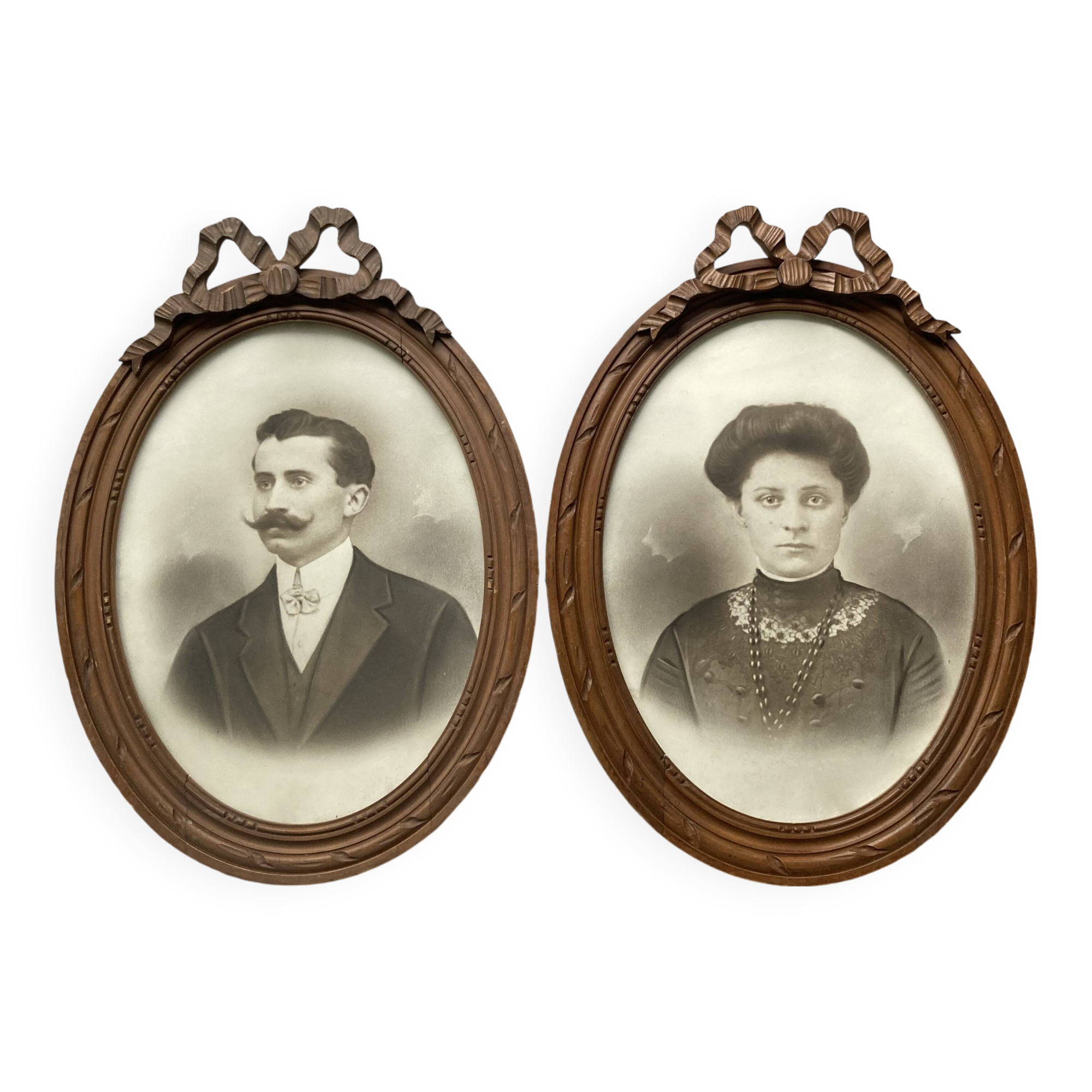 Pair of portraits of a couple in a 1900s knotted frame