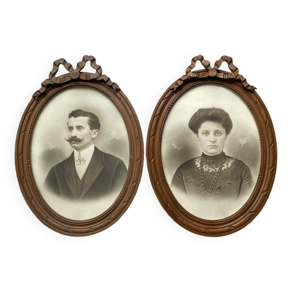 Paire de portraits photographiques d'un couple, cadre à décor de nœud 1900