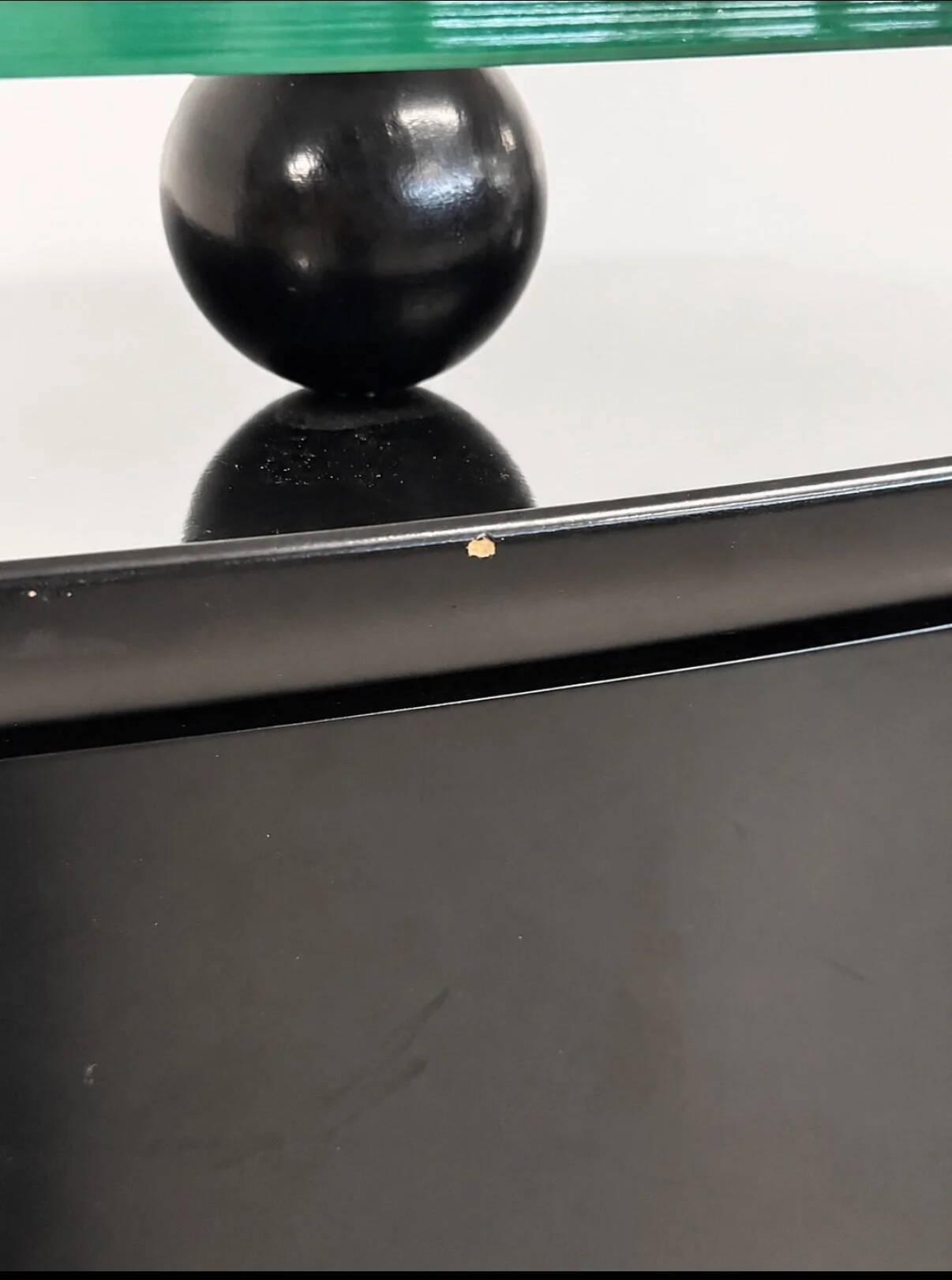Buffet postmoderne en laque noire avec plateau en verre sur pieds boule