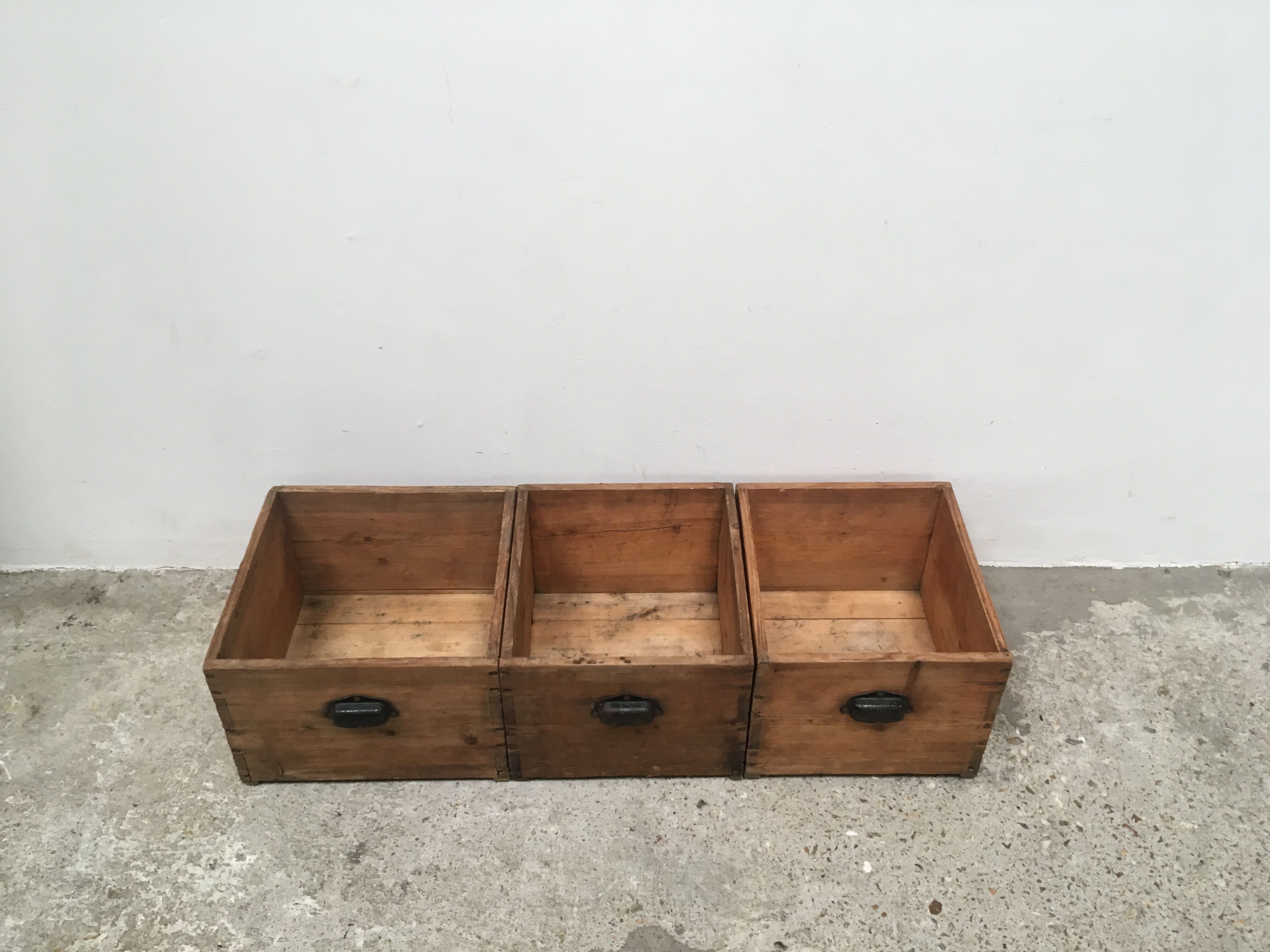 Batch of 3 wooden crates with handles