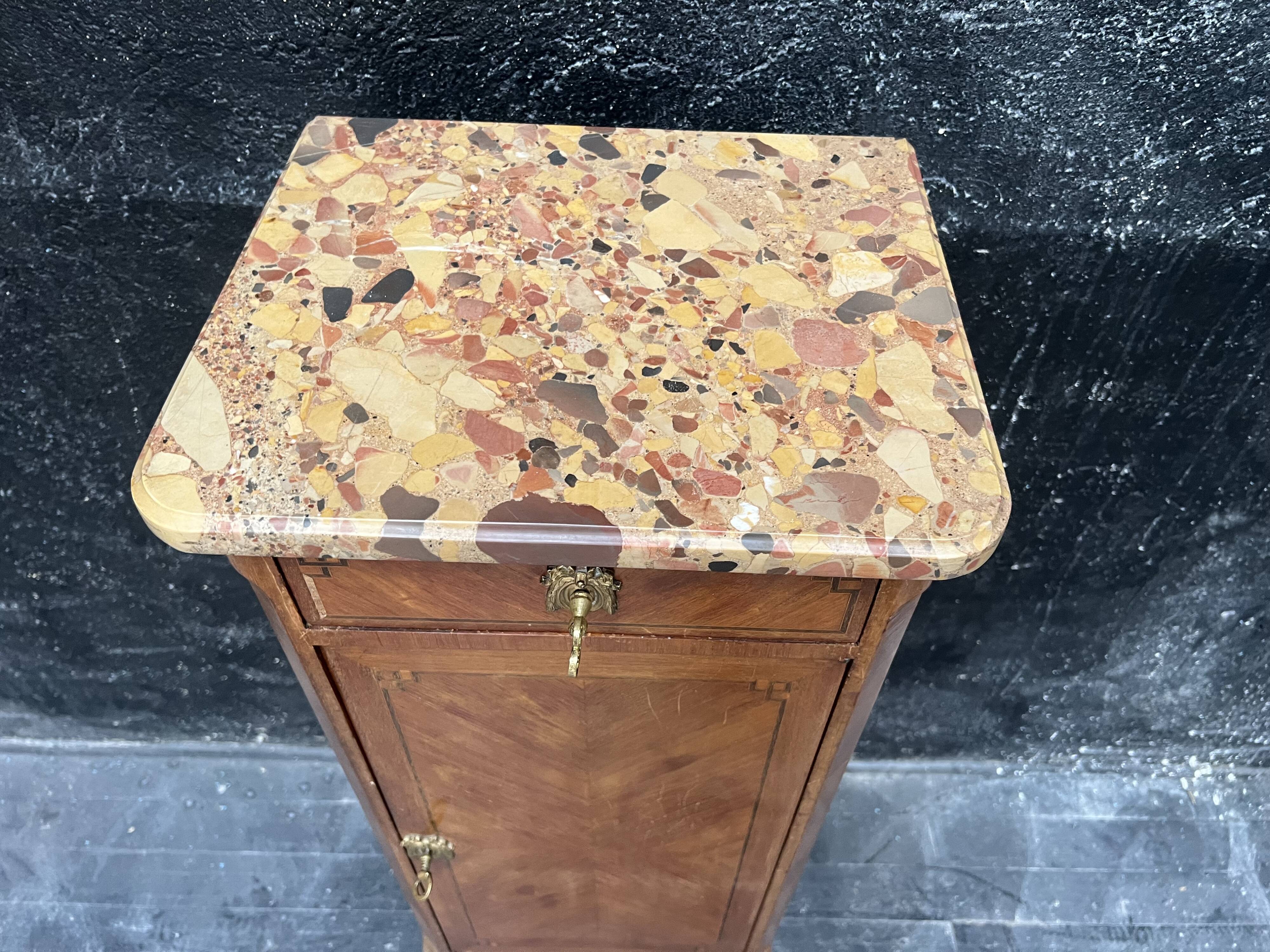 Small narrow transitional style furniture.