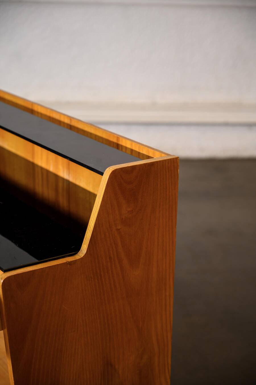 Black plateau chest of drawers