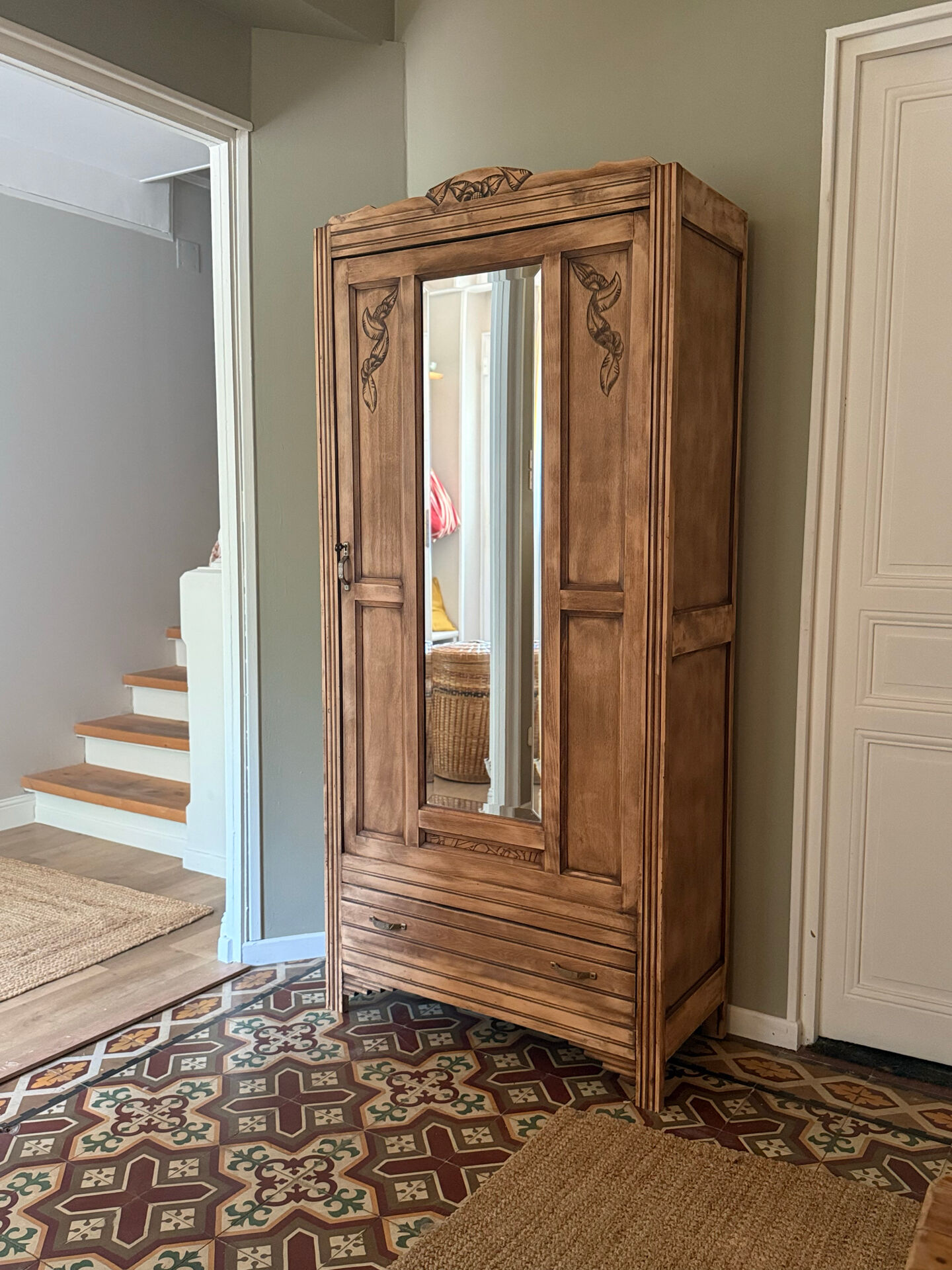 Parisian wardrobe bonnetière
