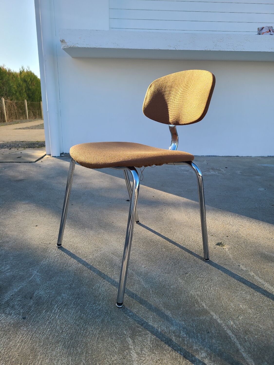 Chaise vintage stafor vers 1980
