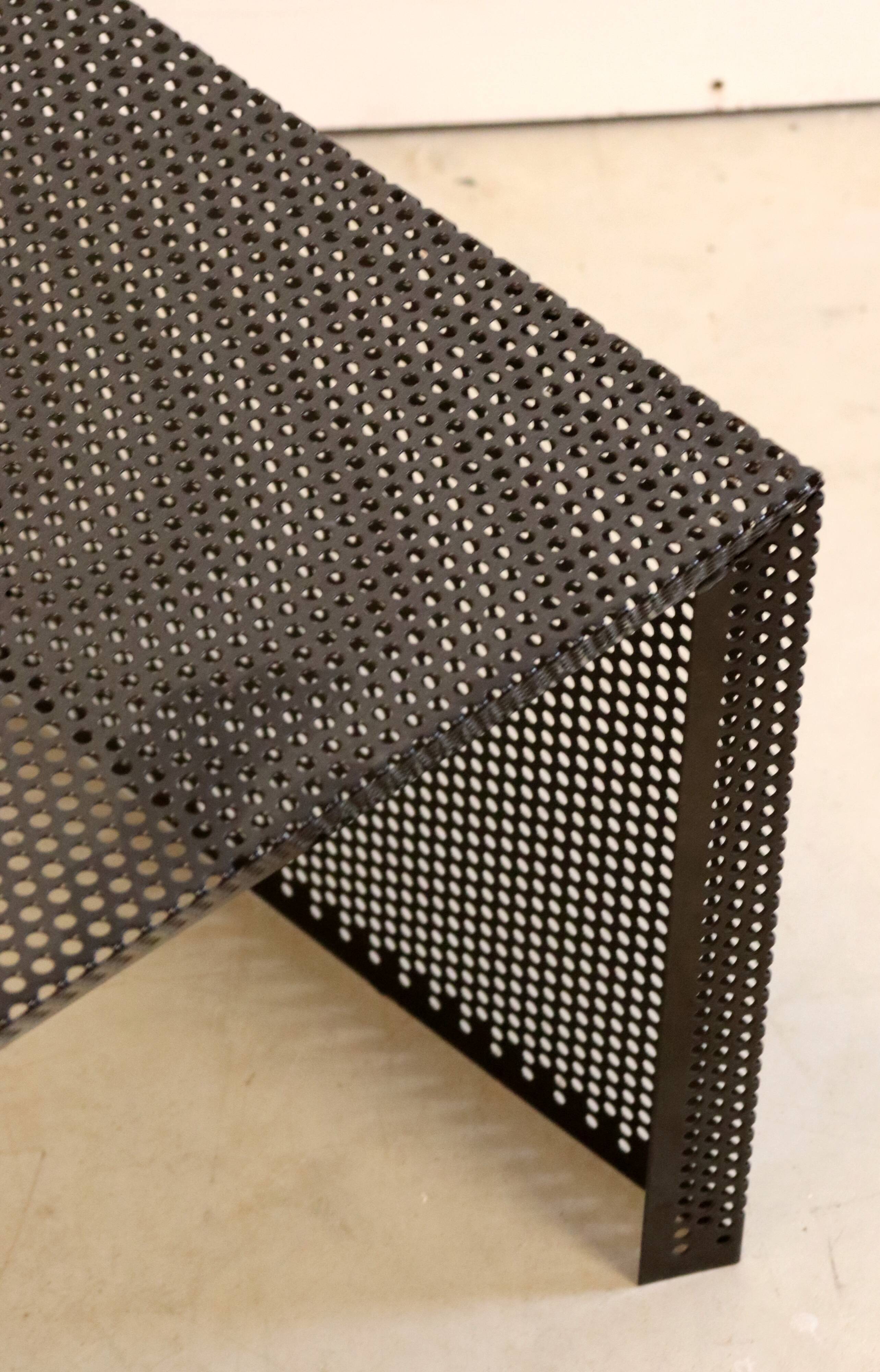 Geperforeerde metalen bijzettafel