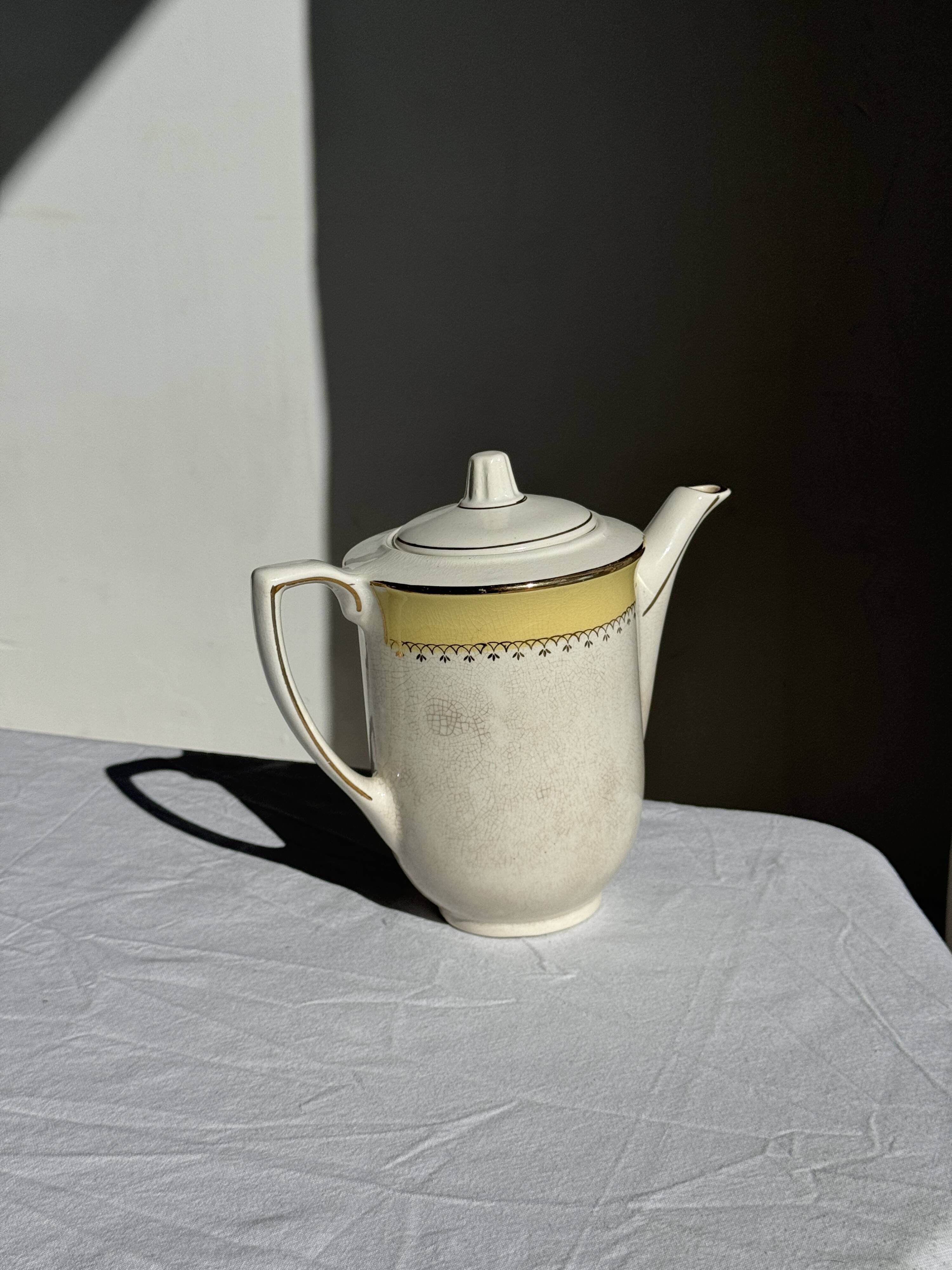 Théière en céramique l'Amandinoise à frise jaune et dorée H21