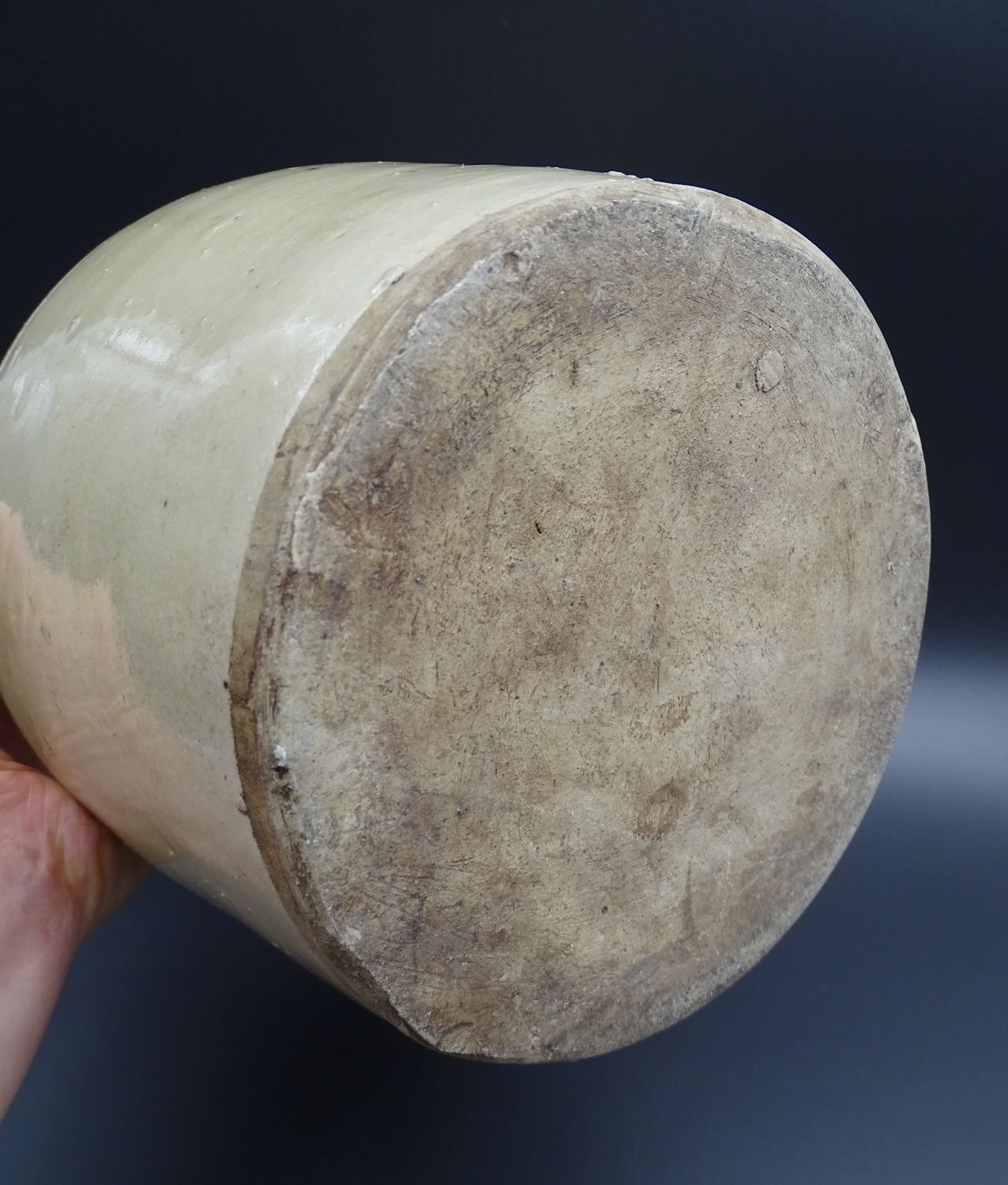 Grease pot with burgundy sandstone spout