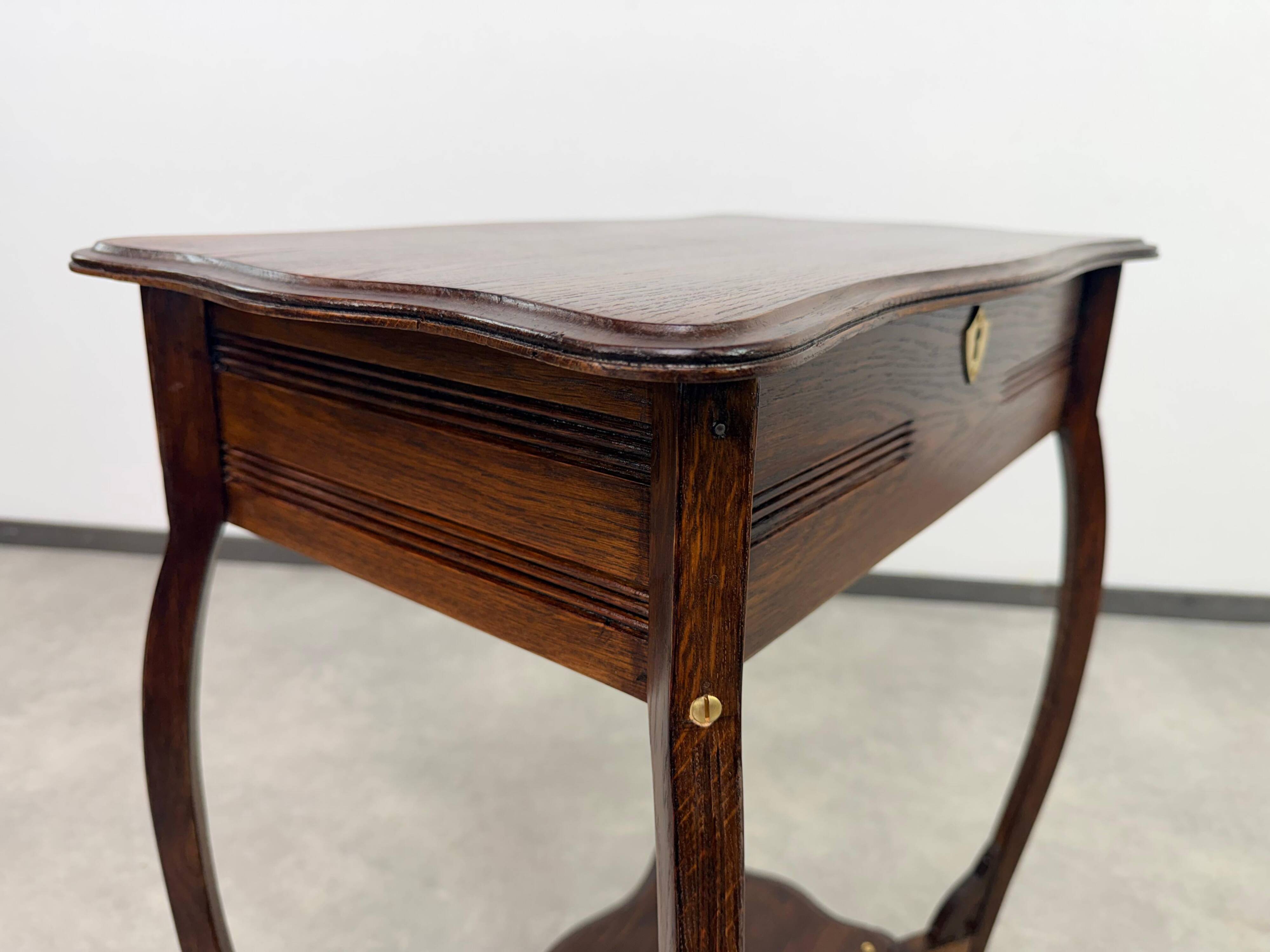 Table d'appoint de coiffeuse ancienne avec couvercle à charnières