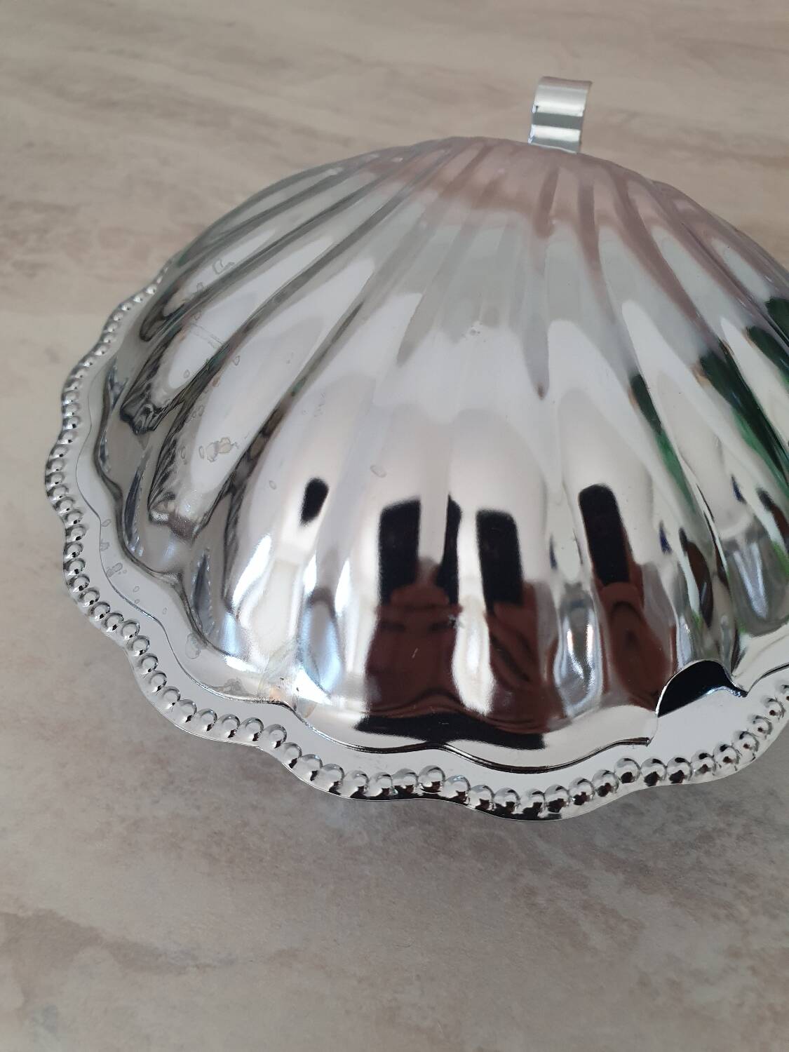 Shell butter dish in silver metal and its white glass cup
