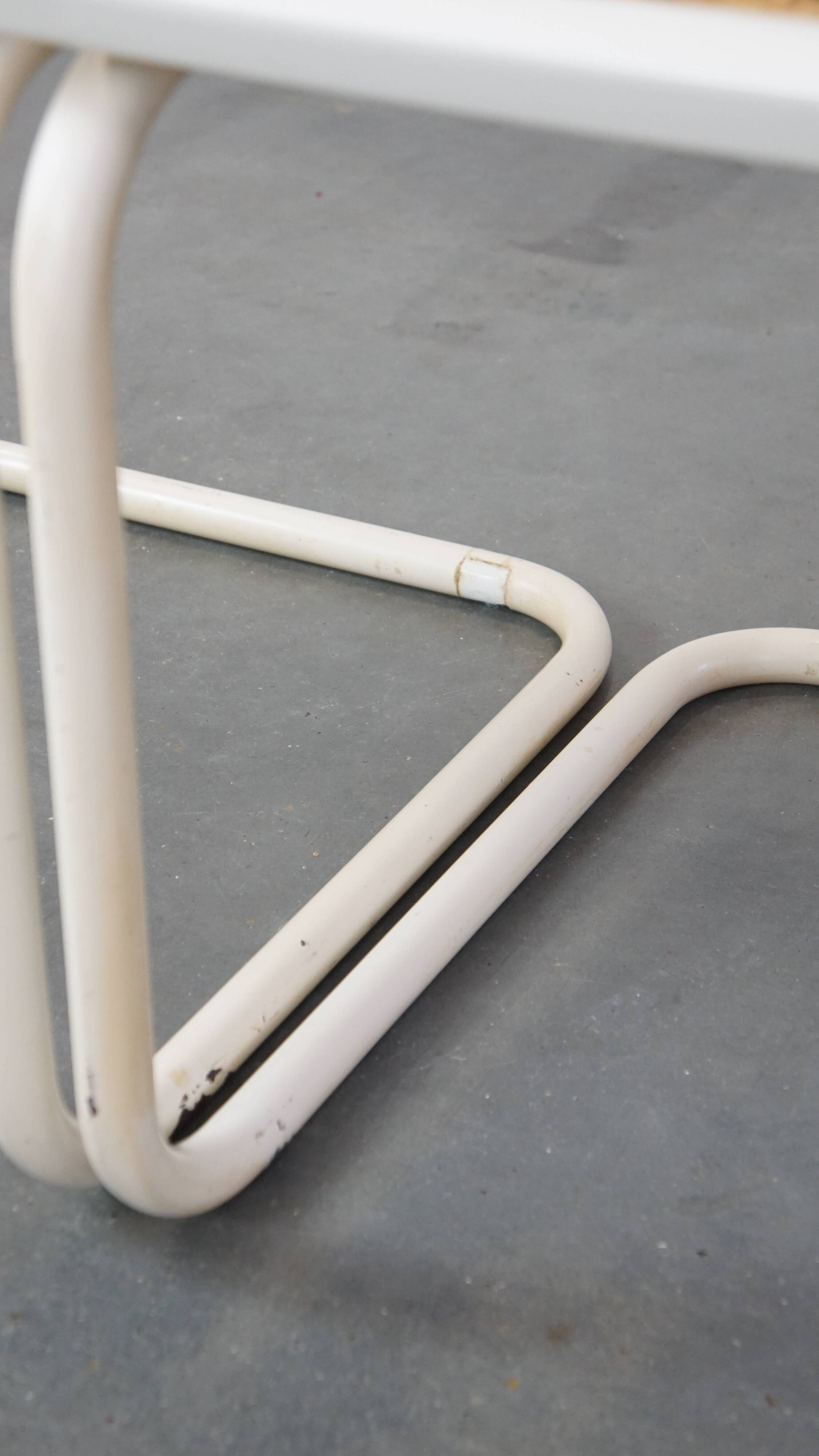 Lot de 4 chaises de salle à manger blanches au design vintage dans le style de Marcel Breuer avec assise en osier
