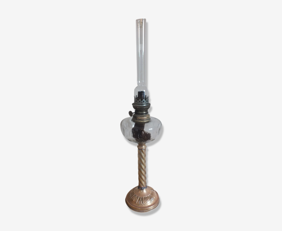 Ancienne lampe à pétrole à colonne torsadée en laiton