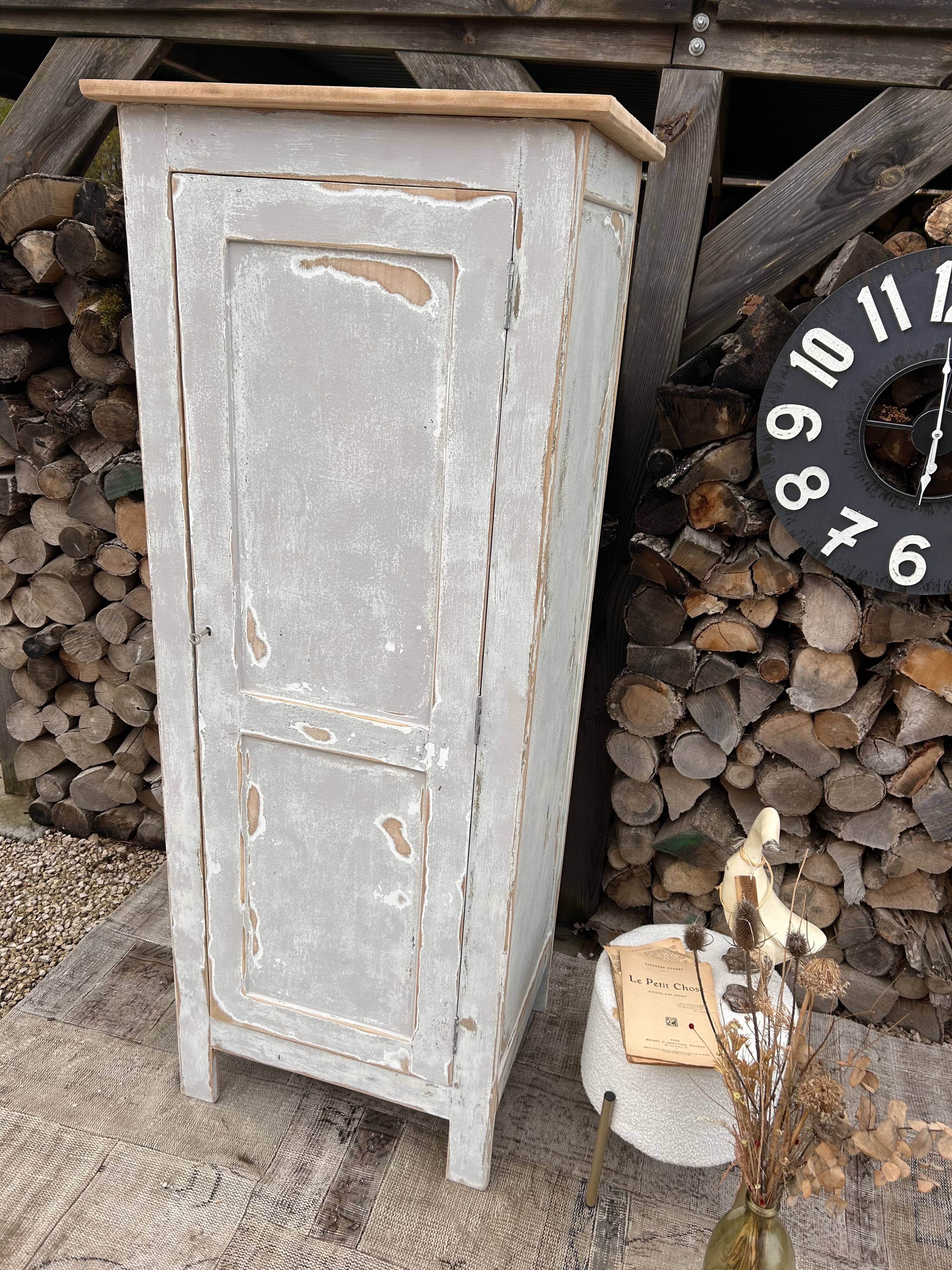 Small antique bonnetière