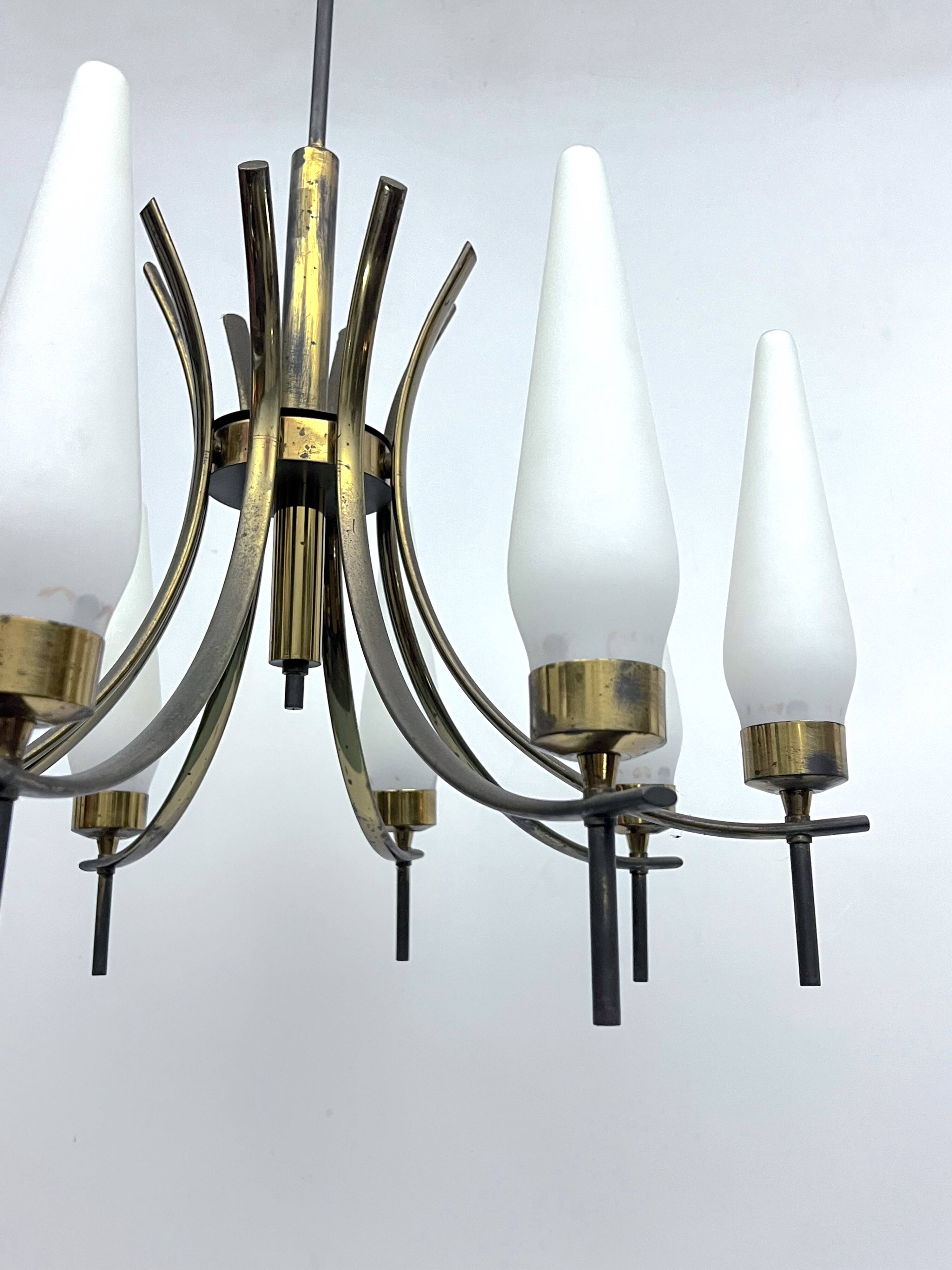 Mid-Century 8 lights brass and opaline glass chandelier. Italy 1950s