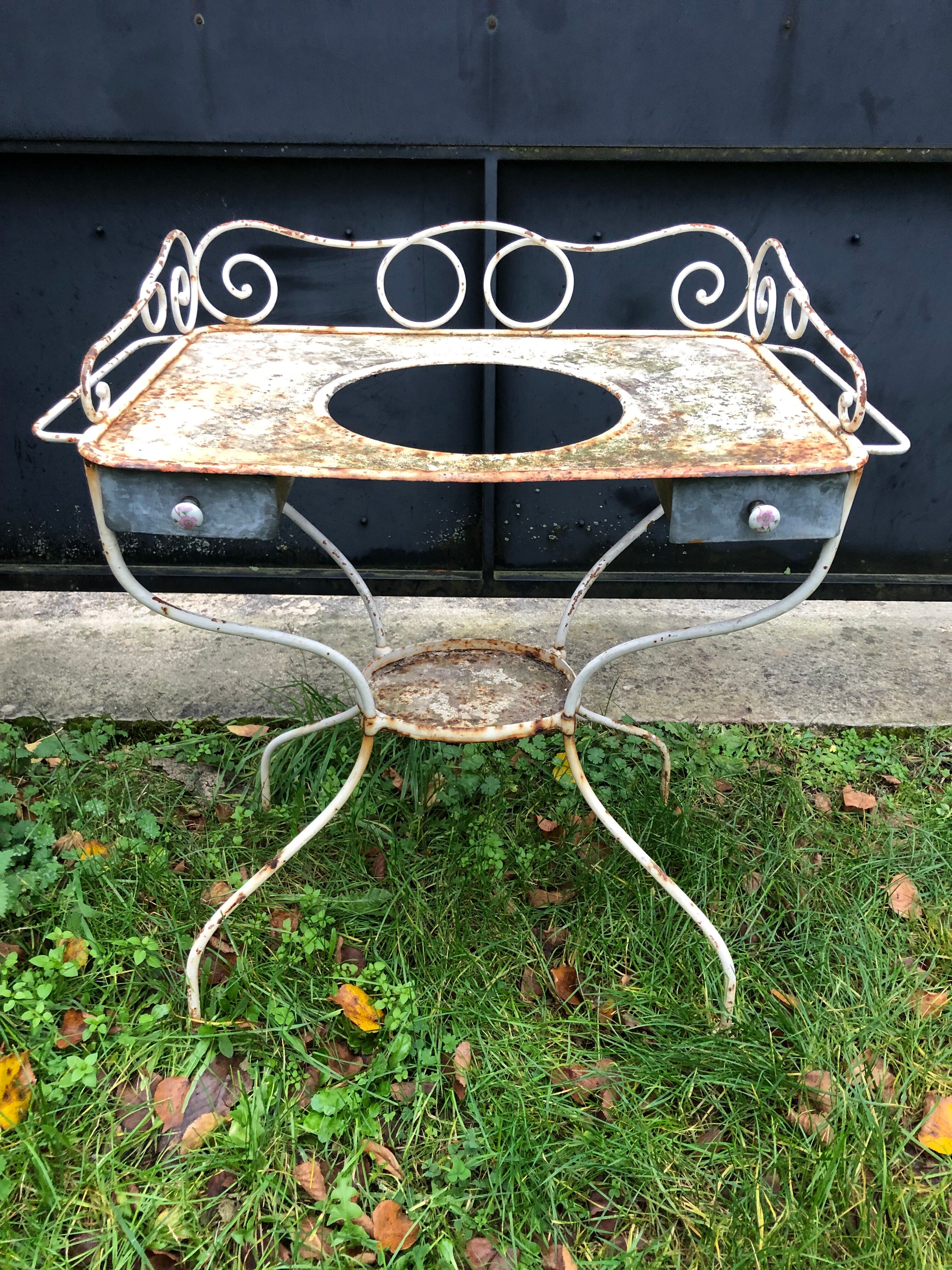 Jouet Ancien – Meuble De Toilette En Fer Peint – 3 Accessoires – Hauteur 41 Cm – Pour Poupée – Occasion