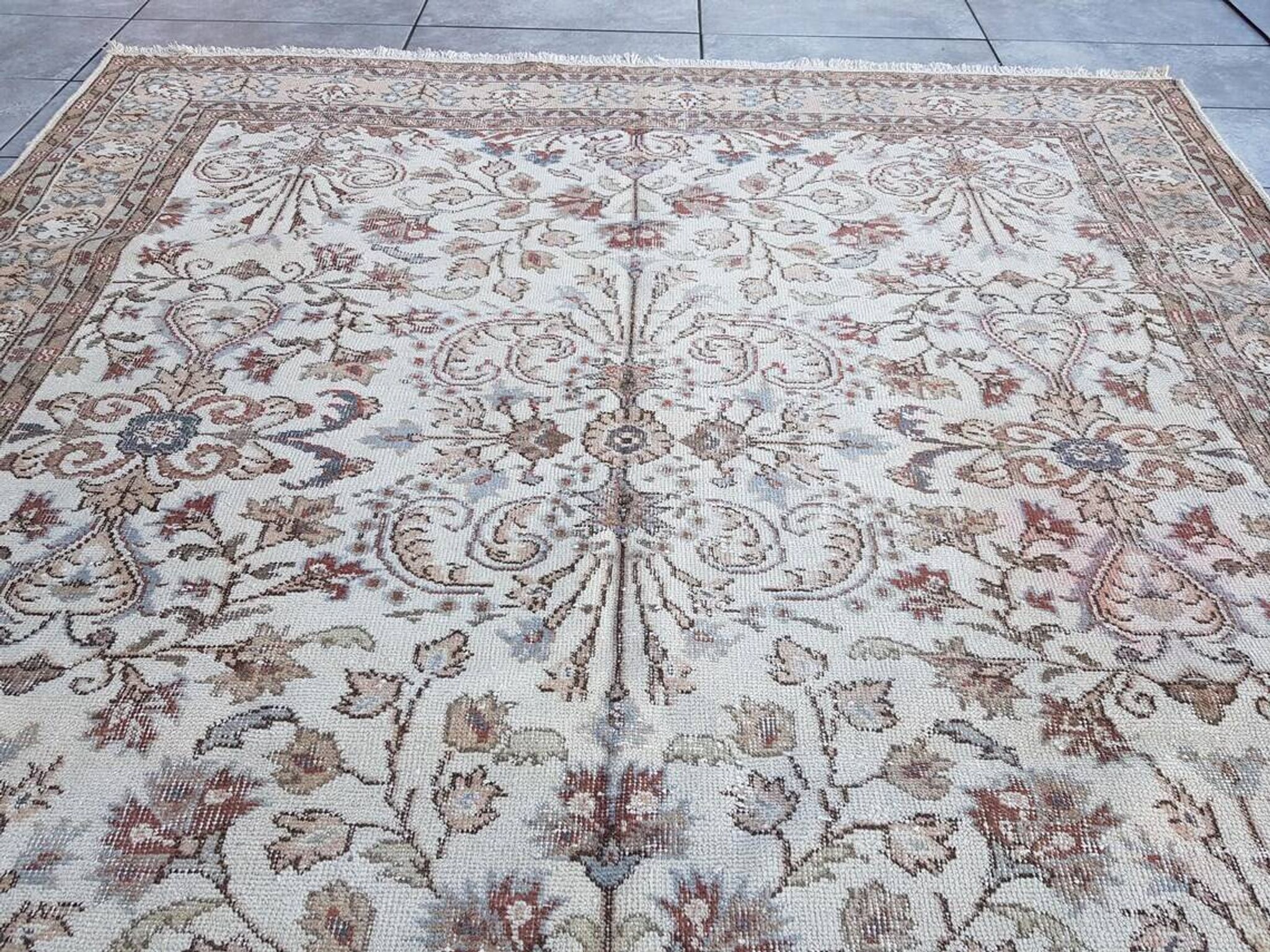 Tapis Oushak beige anatolien au sol sku 2781