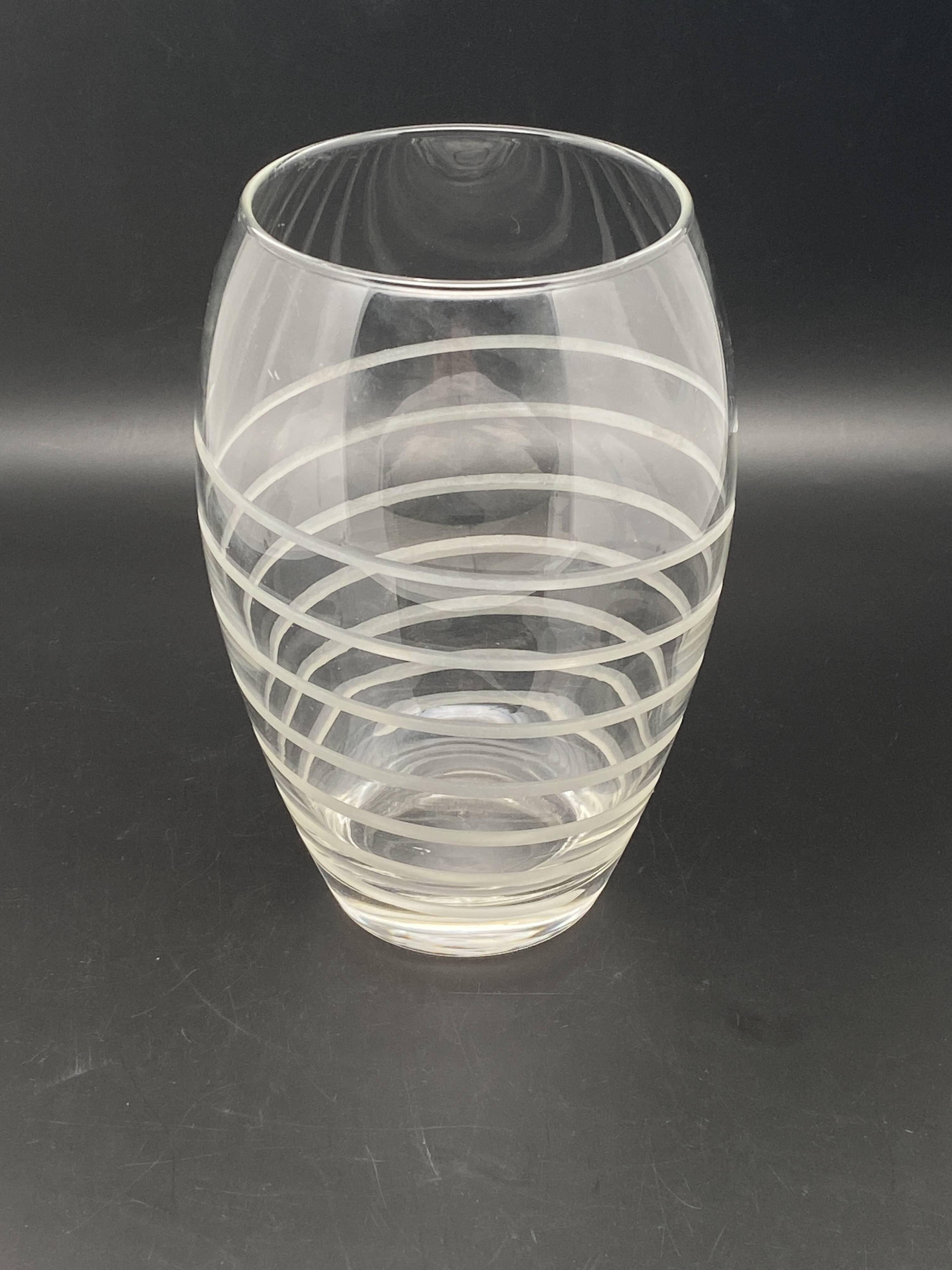 Transparent glass vase with chiseled spiral