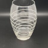 Transparent glass vase with chiseled spiral