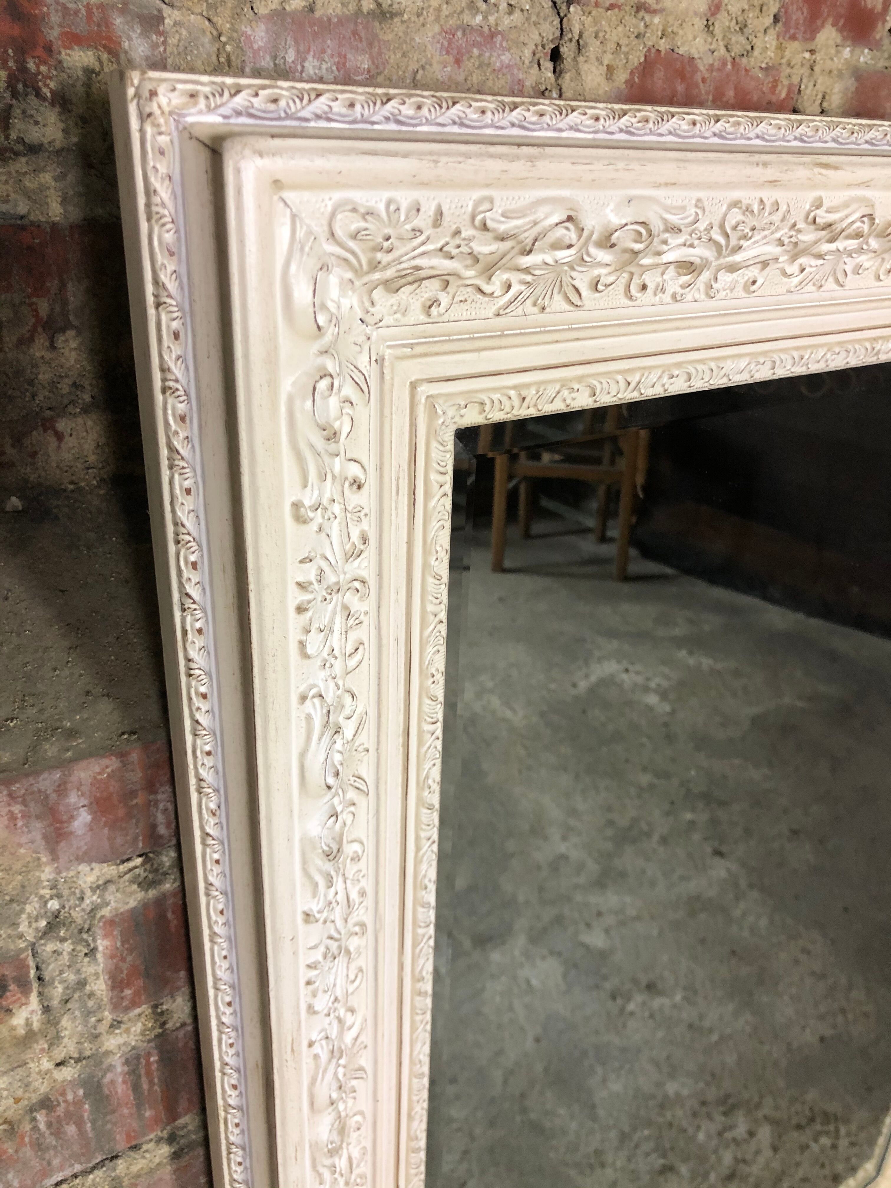 Louis XV-style mirror in wood and white stucctuc and patinated beige