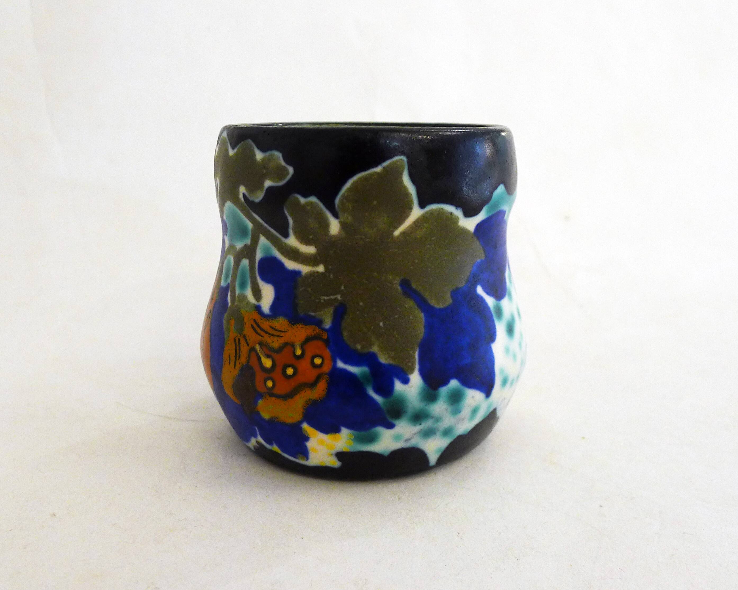 Small matte Art Deco vase / pot Regina Gouda