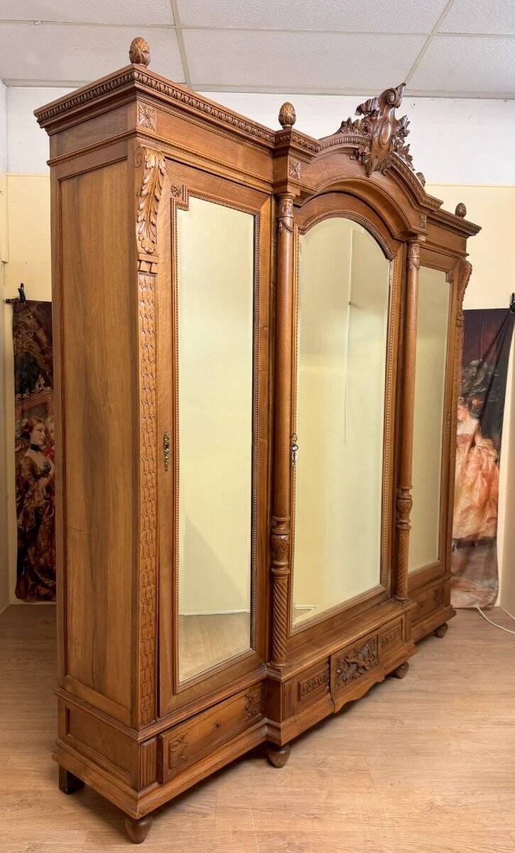 armoire style Louis XVI en noyer vers 1850