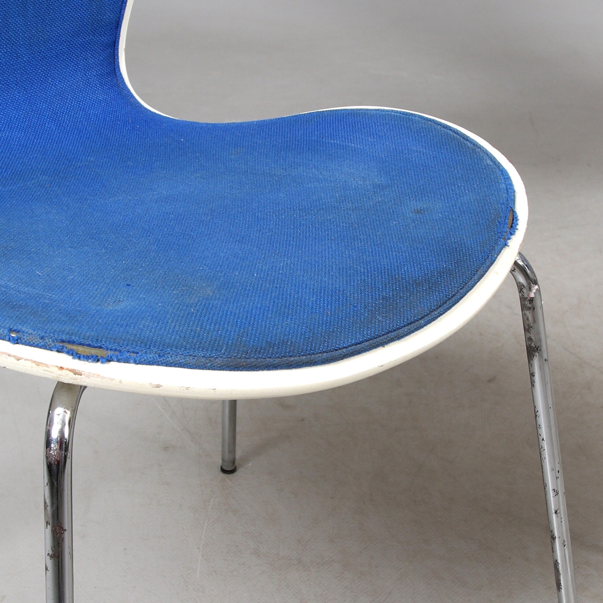 5 Blue Chair "Butterfly" by Arne Jacobsen, Series 7