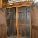 Armoire en chêne moulurée