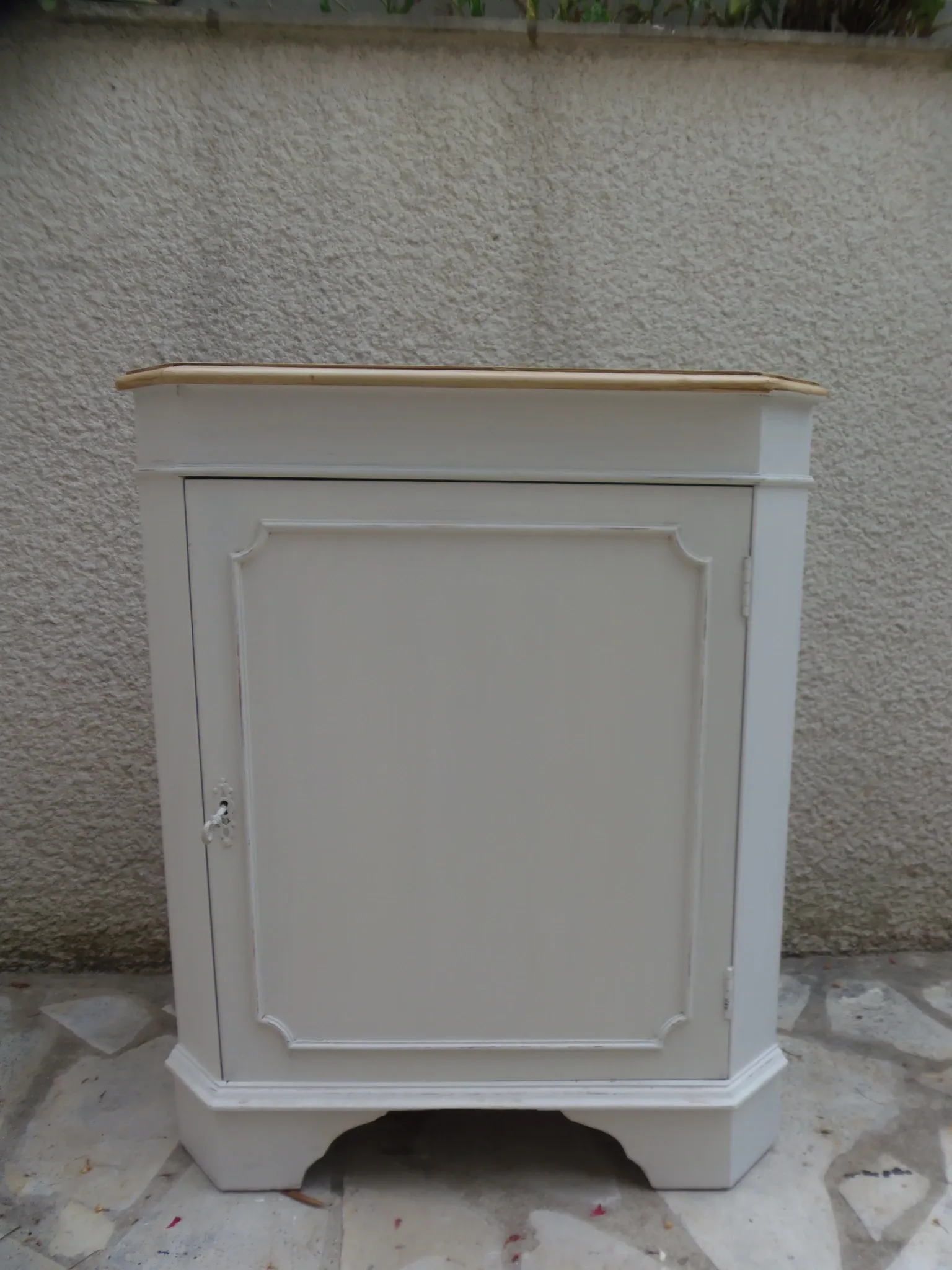 Vintage English corner cabinet enhanced in pearl grey, wooden top.