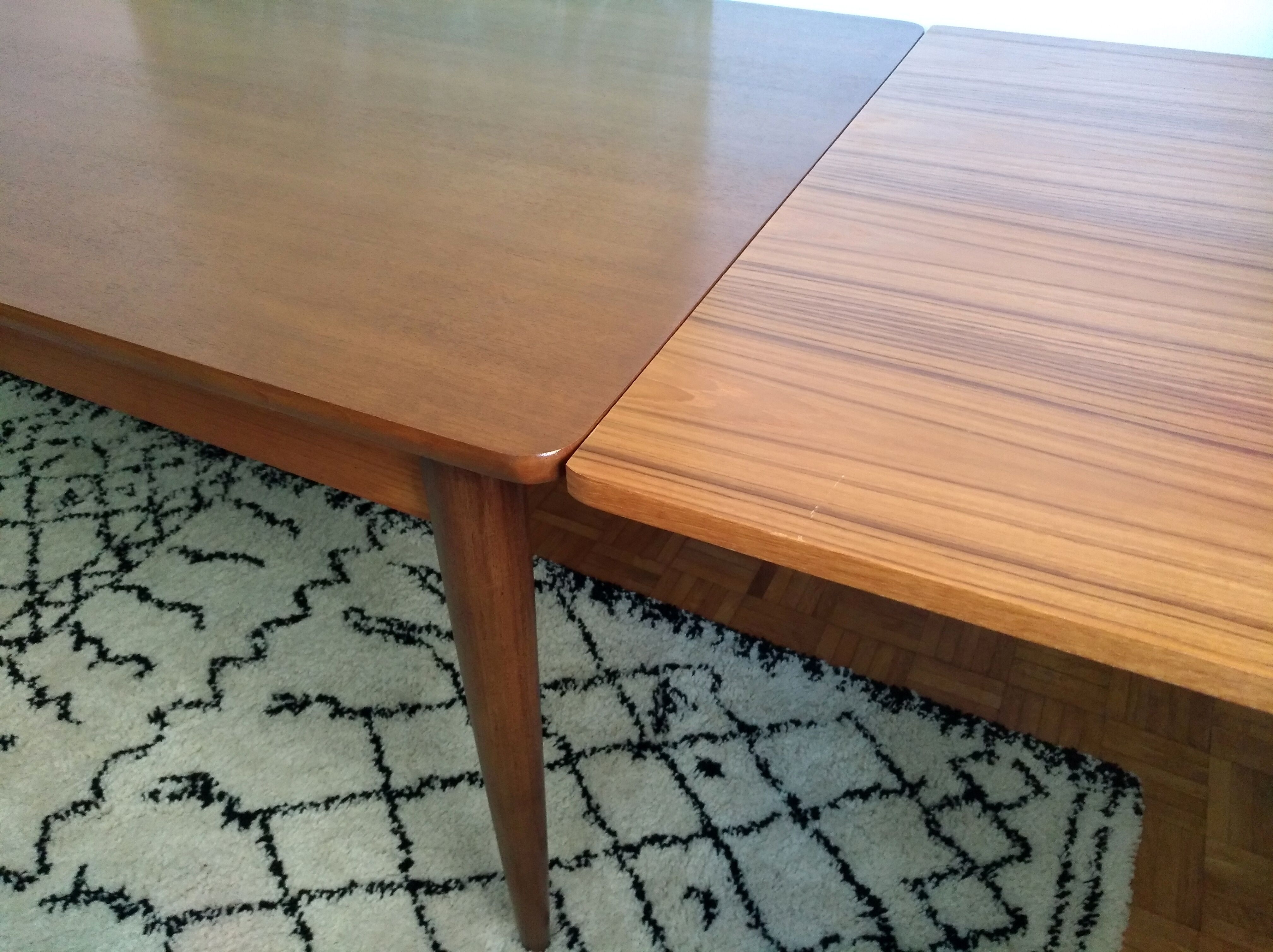 Scandinavian extendable table
