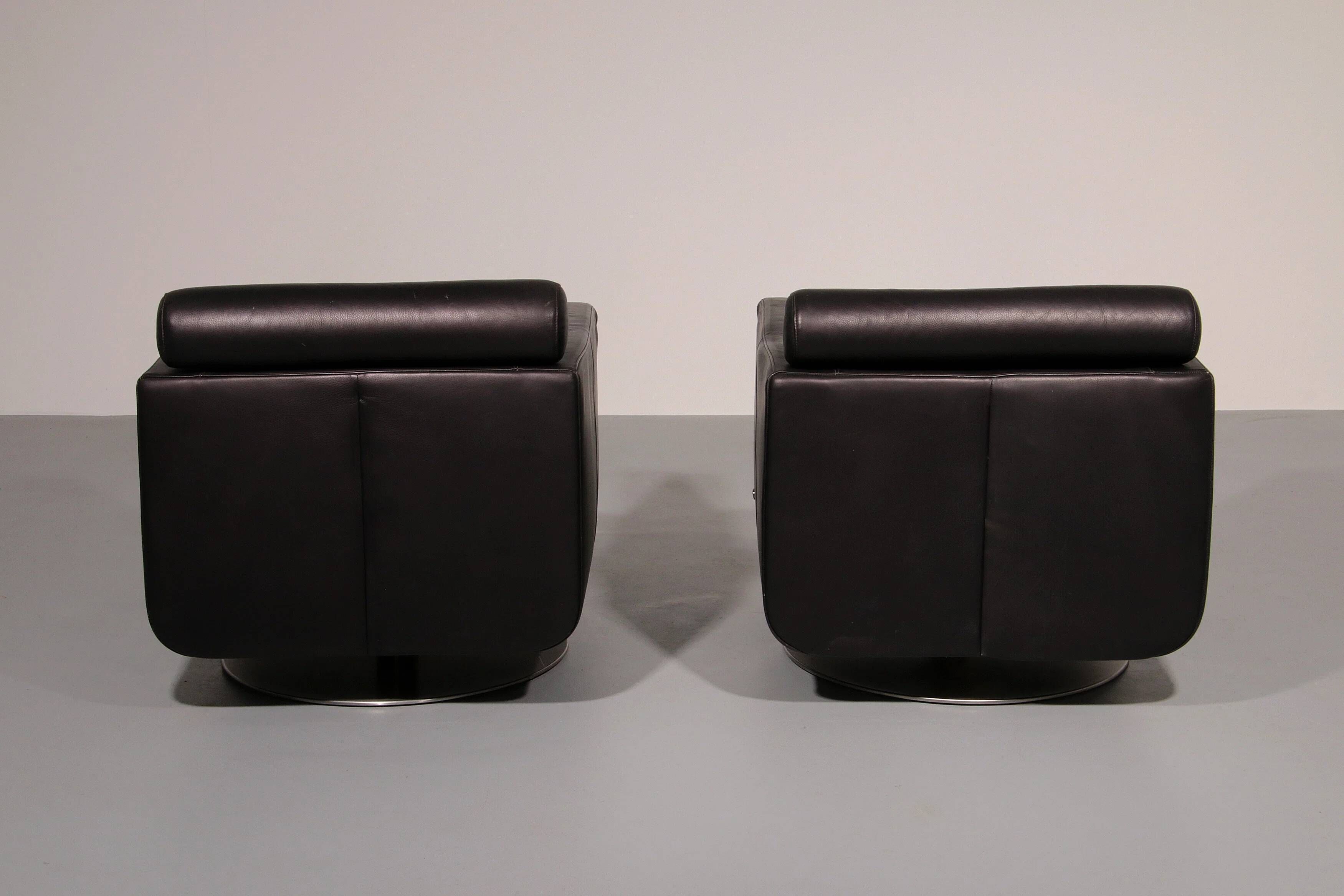 Italian modern leather swivel lounge chair steel by Natuzzi, Italy 1970