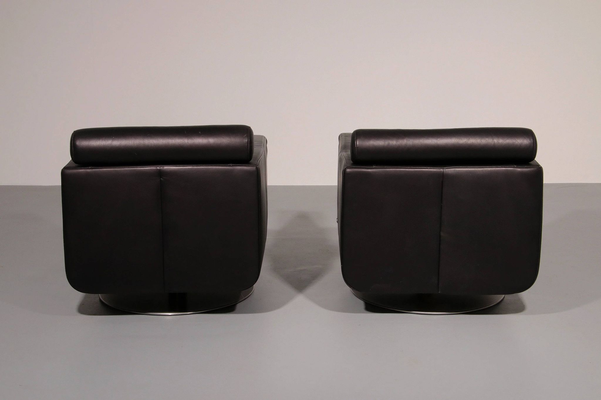 Italian modern leather swivel lounge chair steel by Natuzzi, Italy 1970