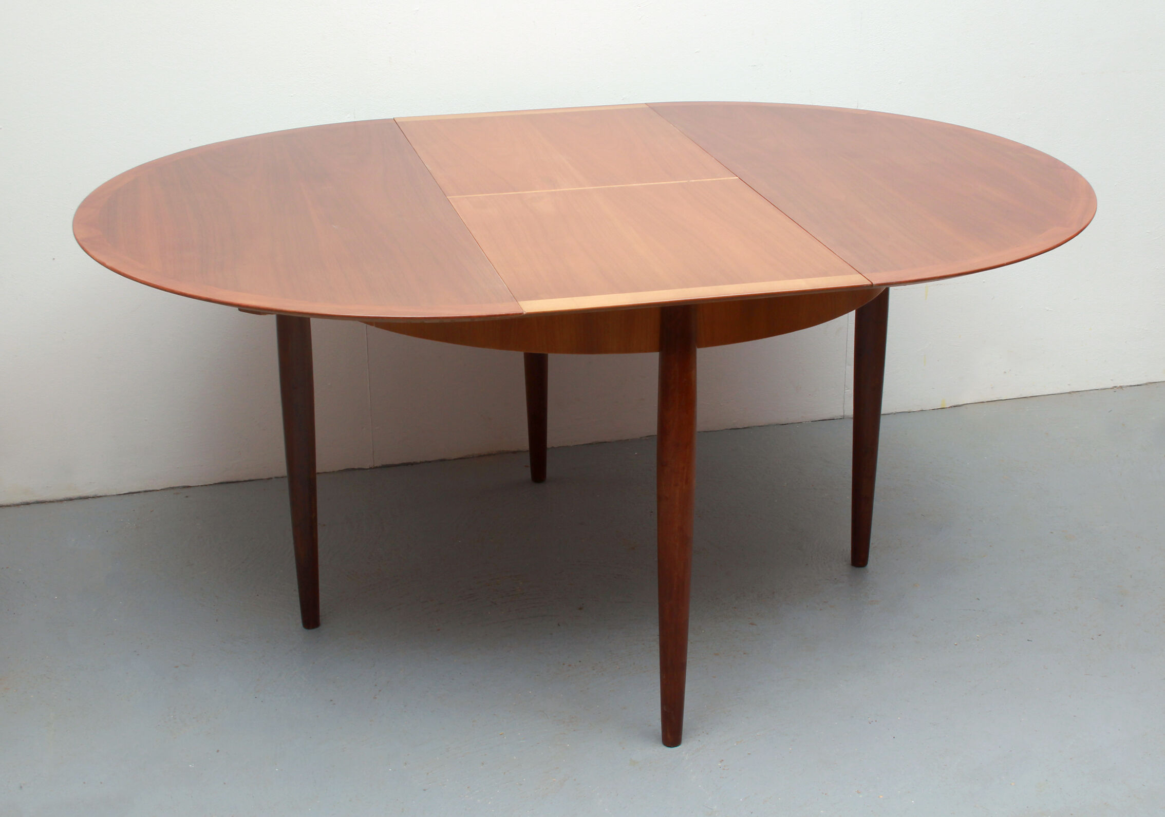 1960s extendible diningtable walnut by Lübke