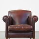 Fauteuil en peau de mouton aux finitions soignées