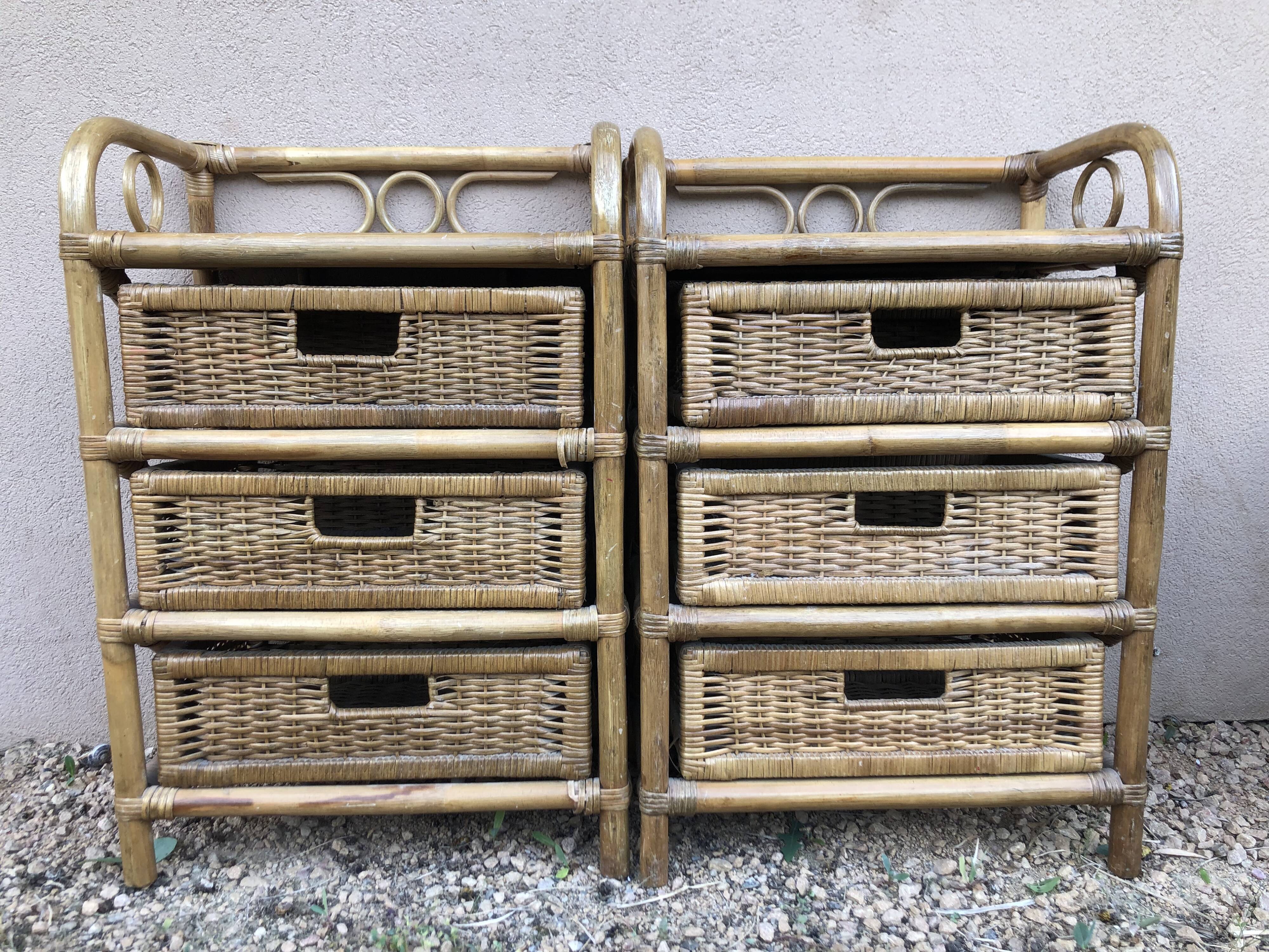 Paire de tables de chevet vintage, à 3 tiroirs, en bambou et rotin