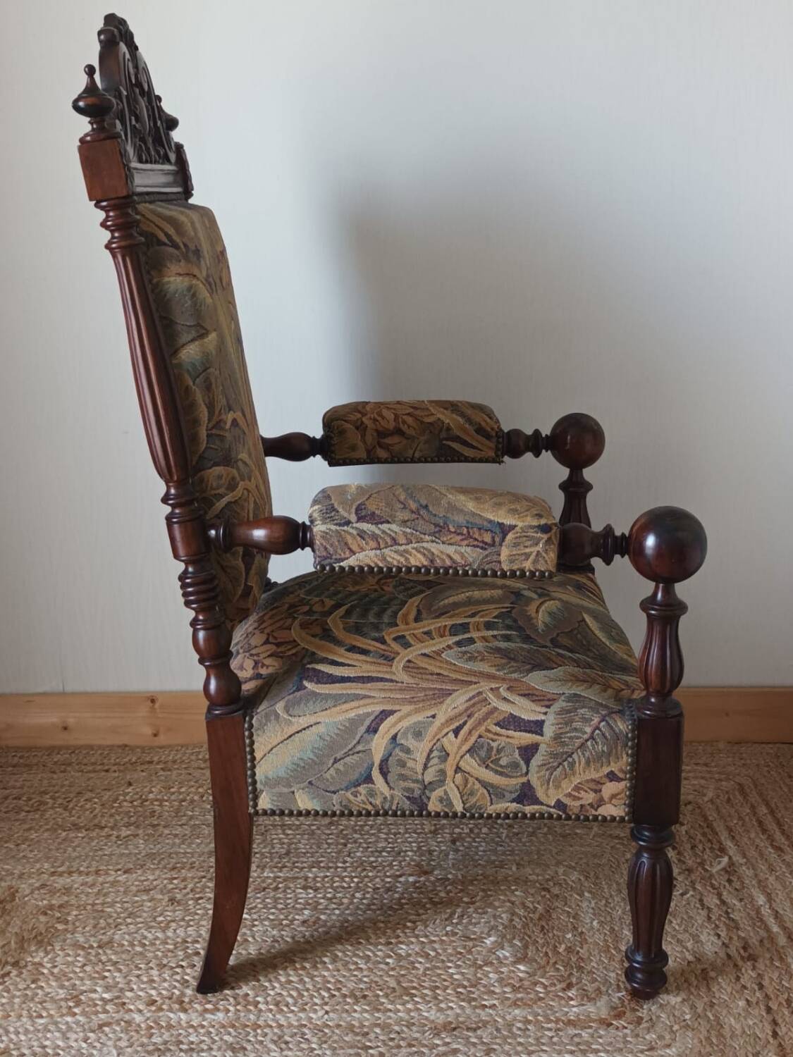 Walnut armchair in Neo-Renaissance style, 20th century.