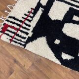 Handmade traditional Beni Ourain Berber rug, size 150 x 250 cm.