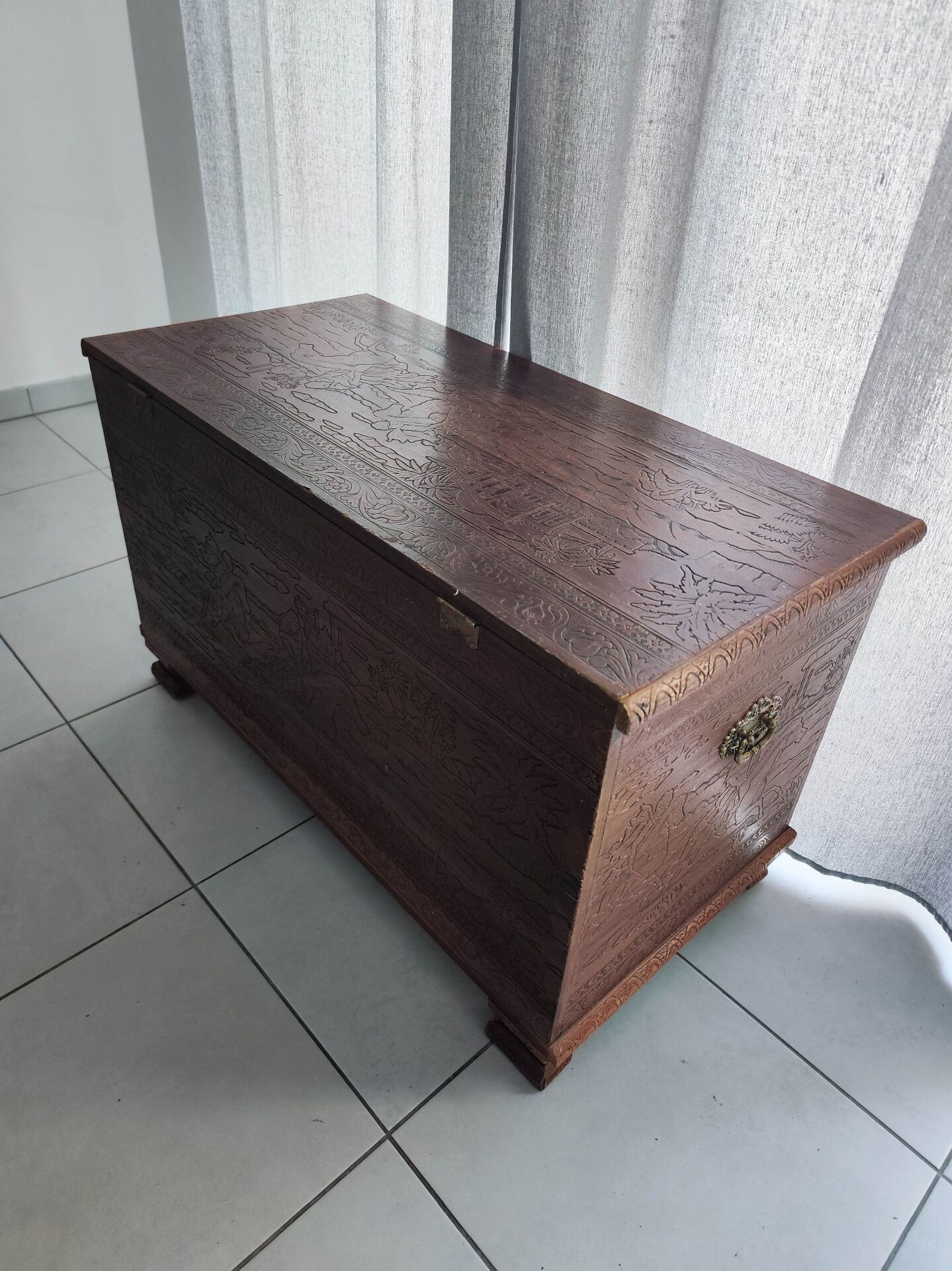 Grand coffre ancien en bois de camphrier-gravé integral-100x60x48cm