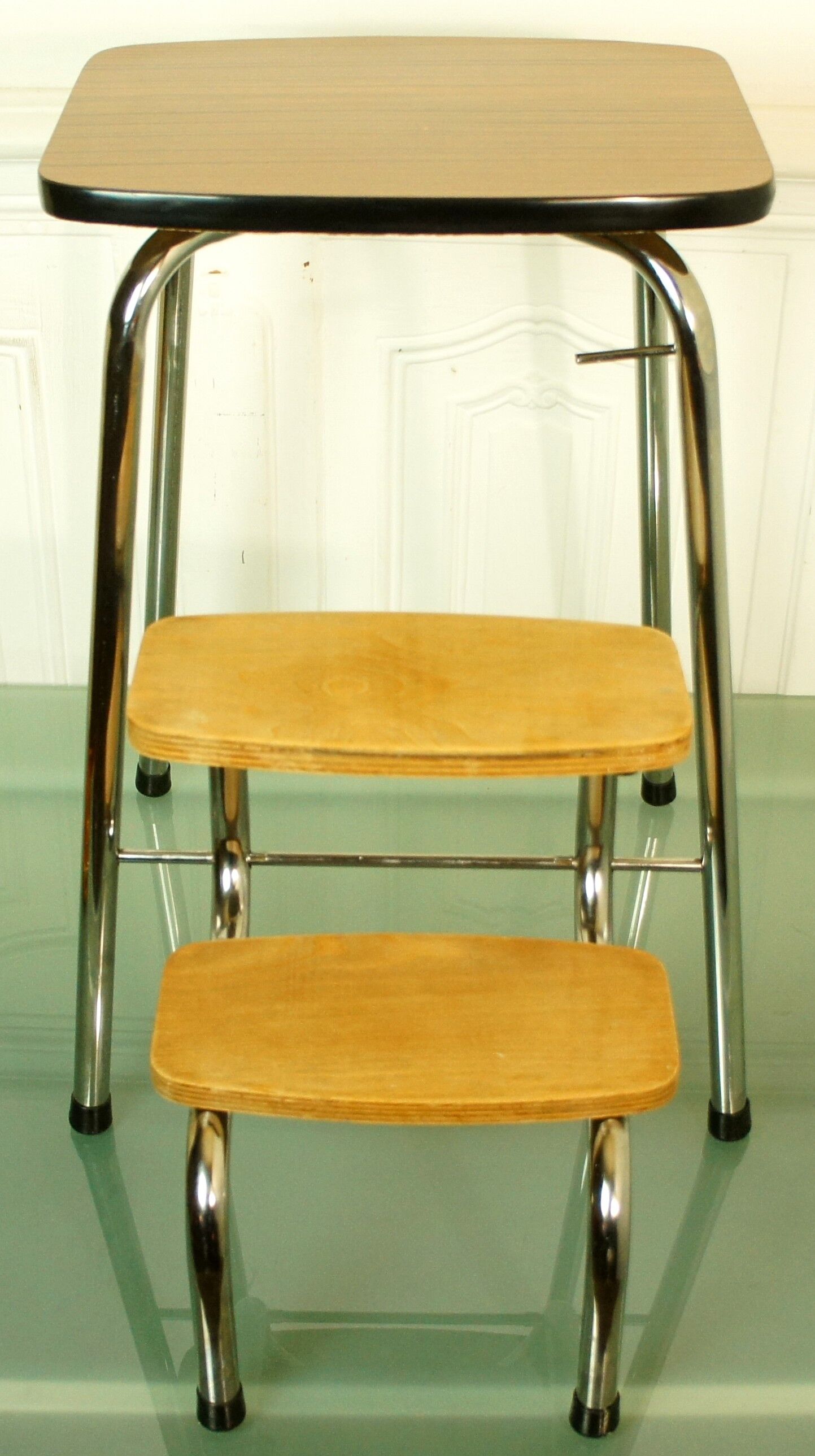 Stepladdle stool in formica