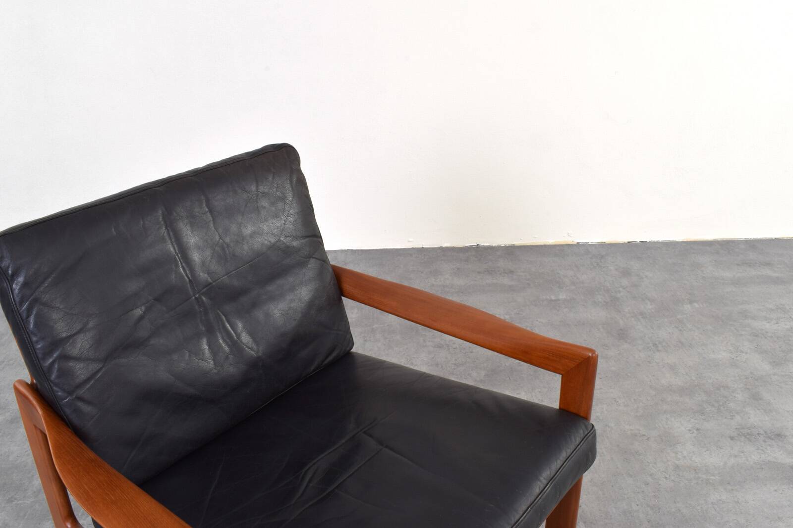 Fauteuil lounge vintage en teck par Illum Wikkelsø pour Niels Eilersen, 1960.