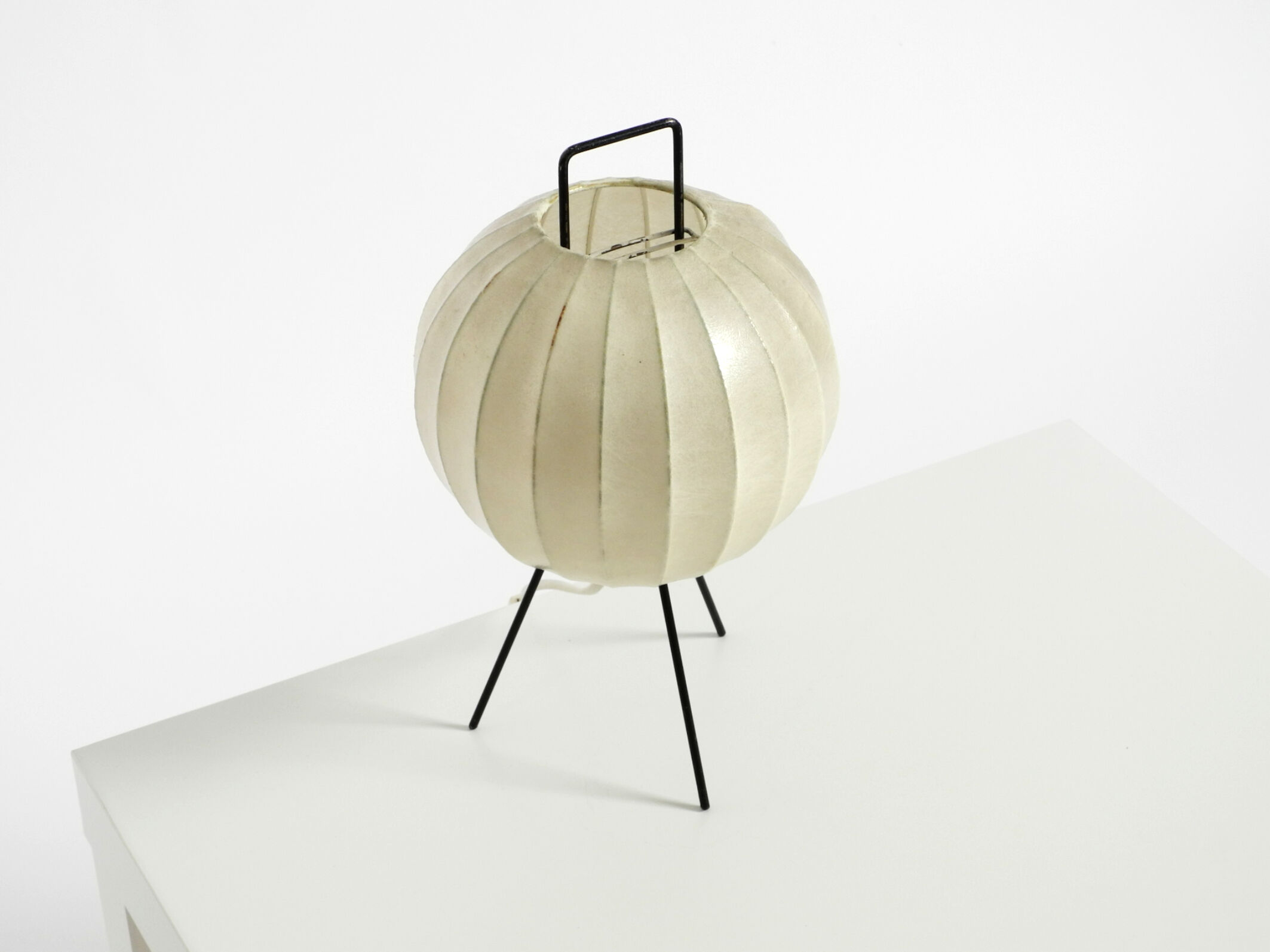 Very rare and beautiful Mid-Century Modern tripod Cocoon table lamp