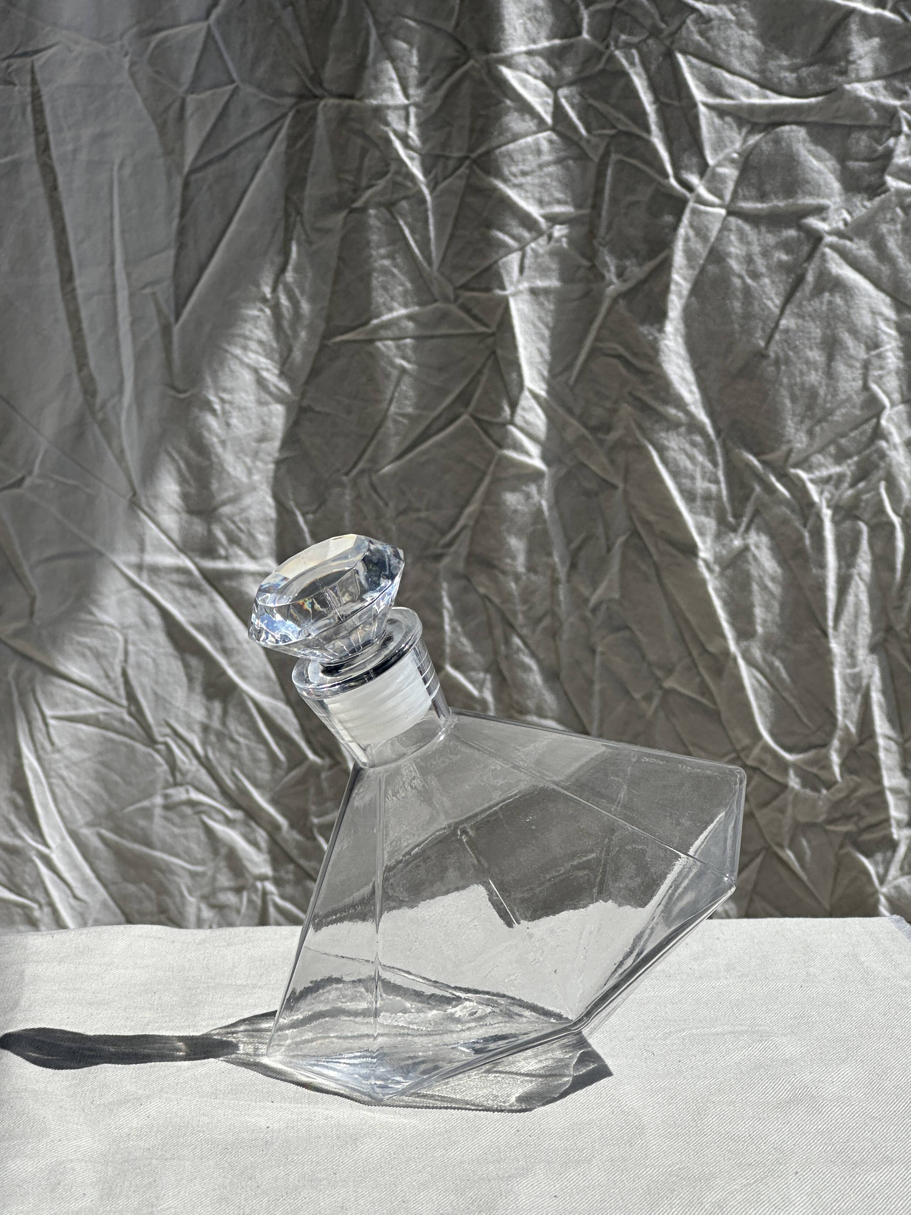 Small geometric carafe with diamond-shaped stopper and its 4 glasses